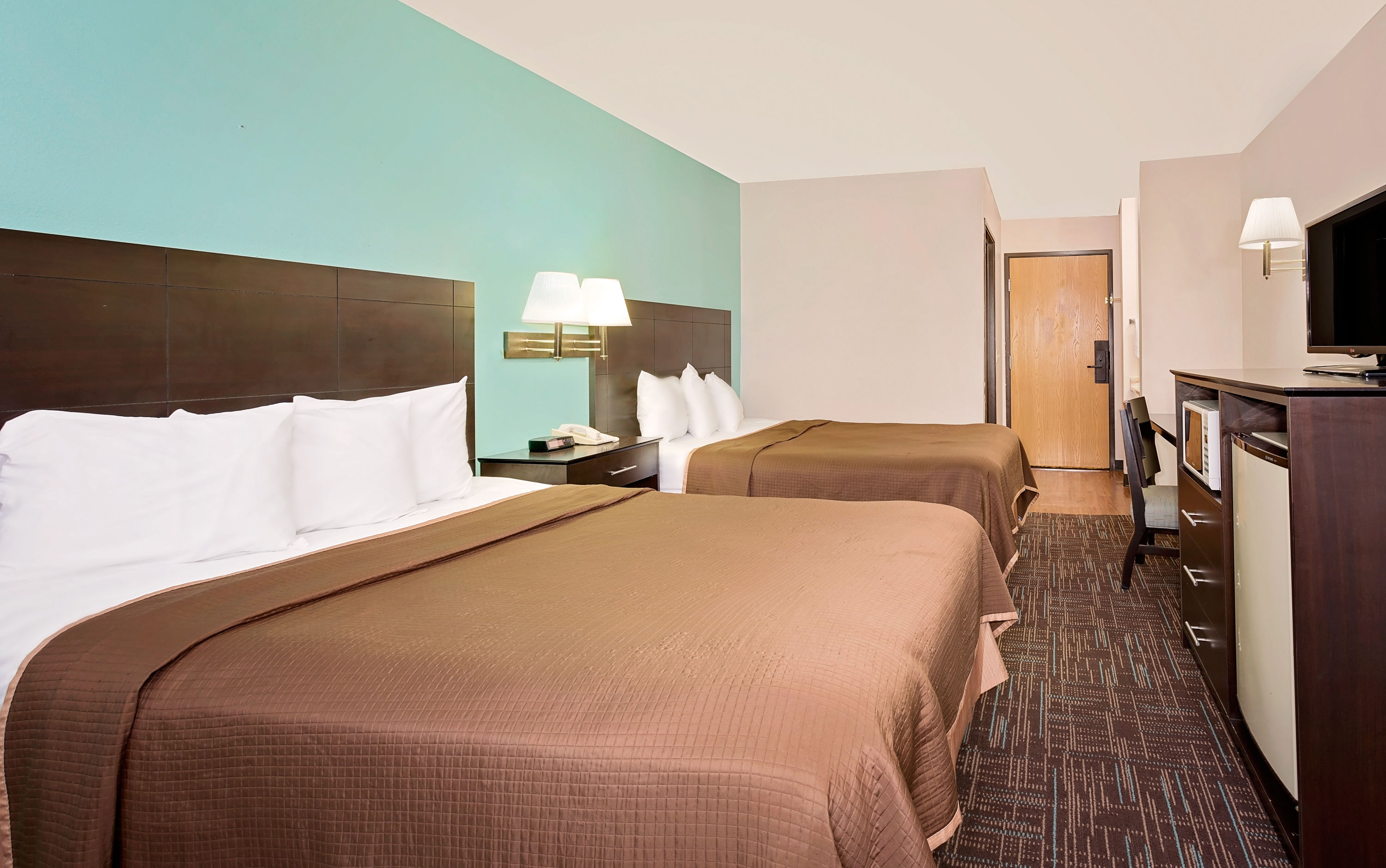 Guest room at the Howard Johnson by Wyndham Gothenburg in Gothenburg, Nebraska