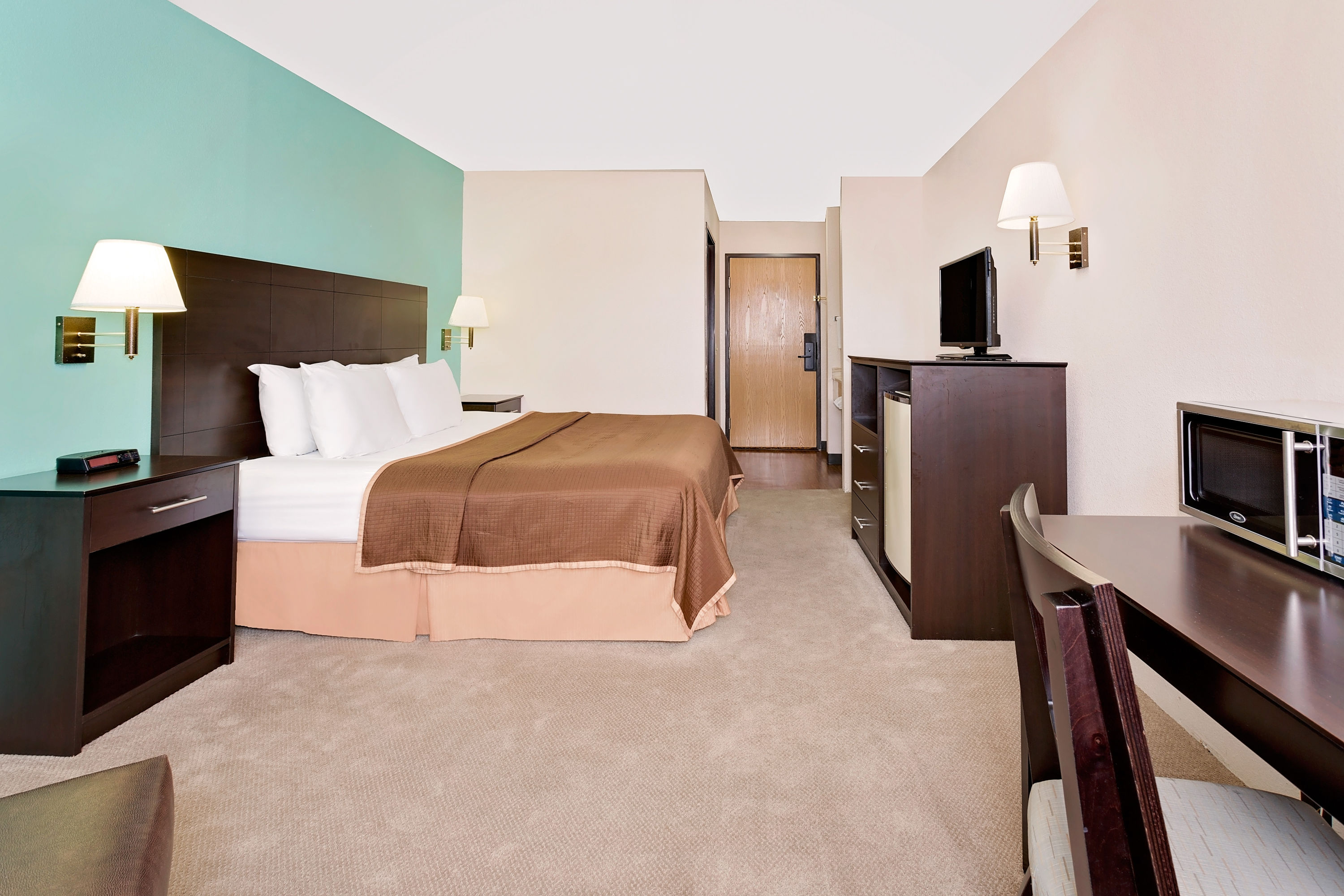 Guest room at the Howard Johnson by Wyndham Gothenburg in Gothenburg, Nebraska