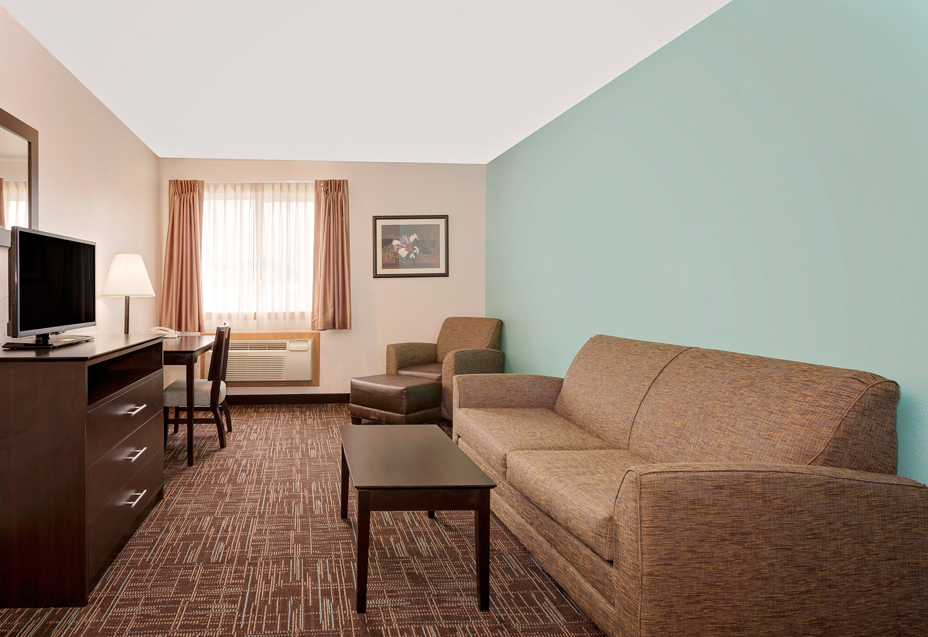 Howard Johnson by Wyndham Gothenburg suite living room in Gothenburg, Nebraska