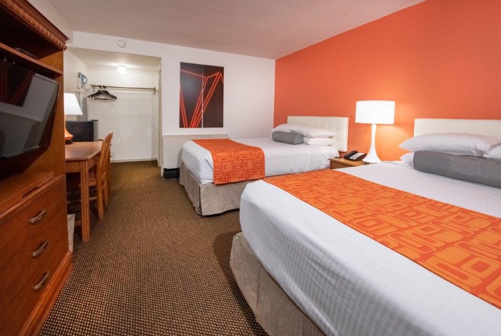 Double bed guest room at the Howard Johnson by Wyndham Atlantic City in Atlantic City, New Jersey