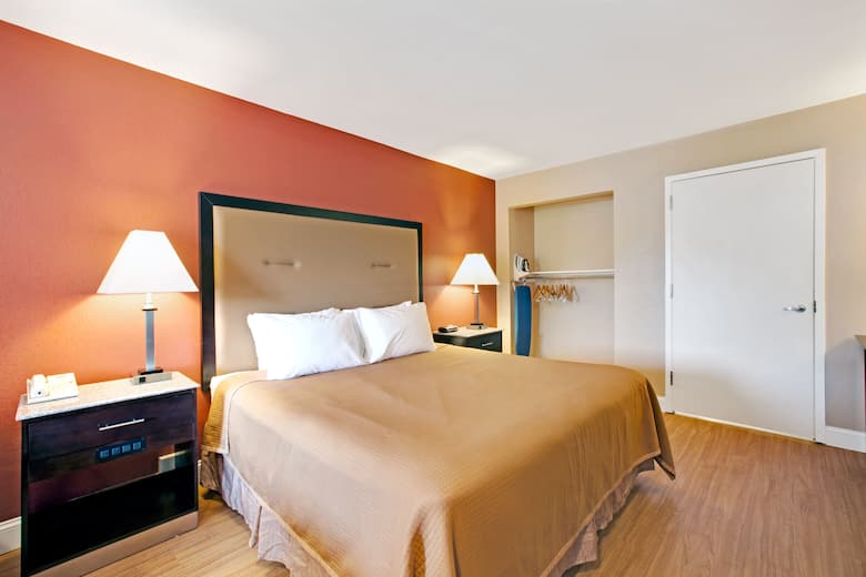 Guest room at the Howard Johnson Express Inn Bellmawr/Philadelphia Area in Bellmawr, New Jersey