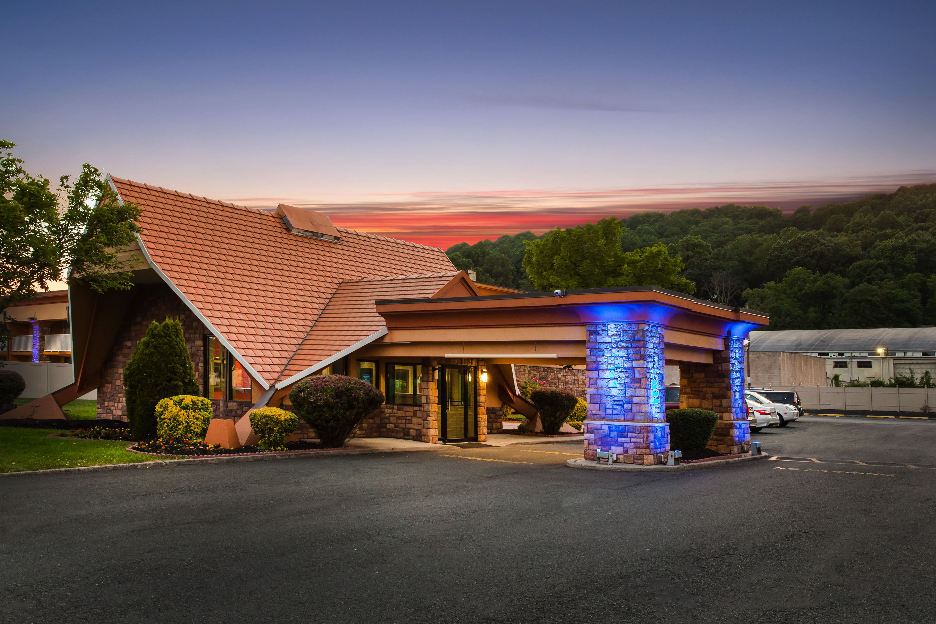 Exterior Dusk Image of Howard Johnson by Wyndham North Plainfield hotel in North Plainfield, New Jersey