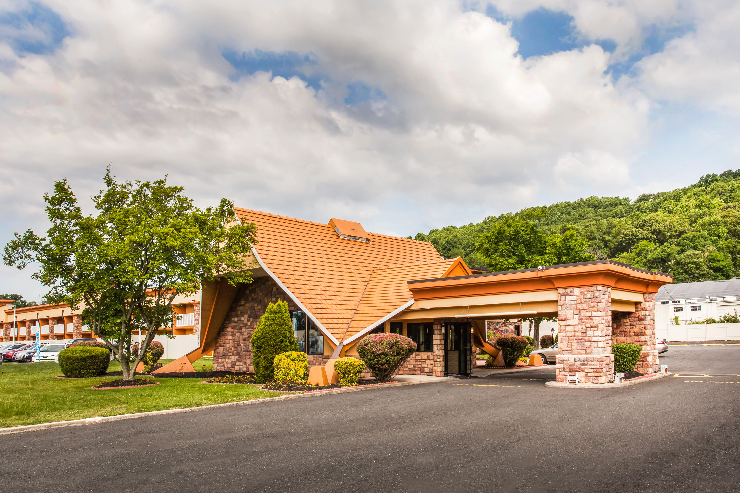 Exterior of Howard Johnson by Wyndham North Plainfield hotel in North Plainfield, New Jersey
