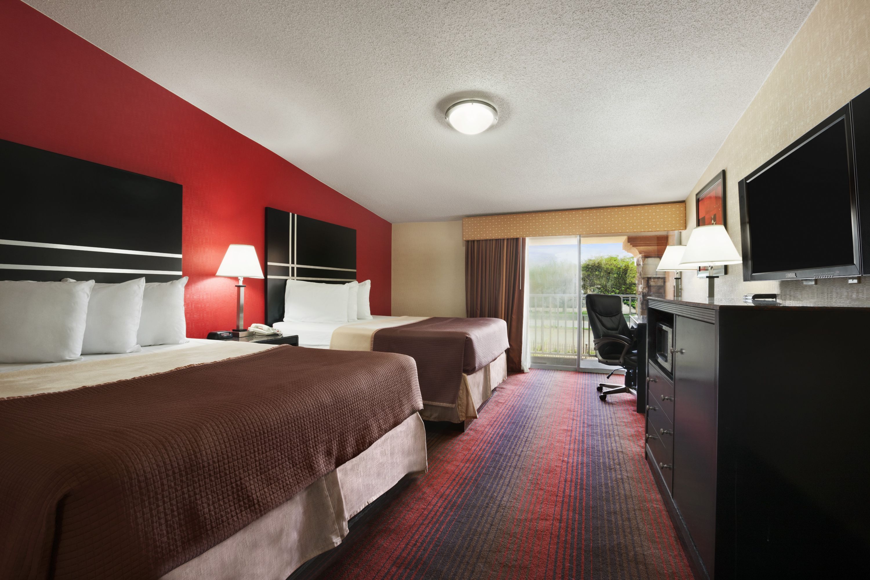 Guest room at the Howard Johnson by Wyndham North Plainfield in North Plainfield, New Jersey