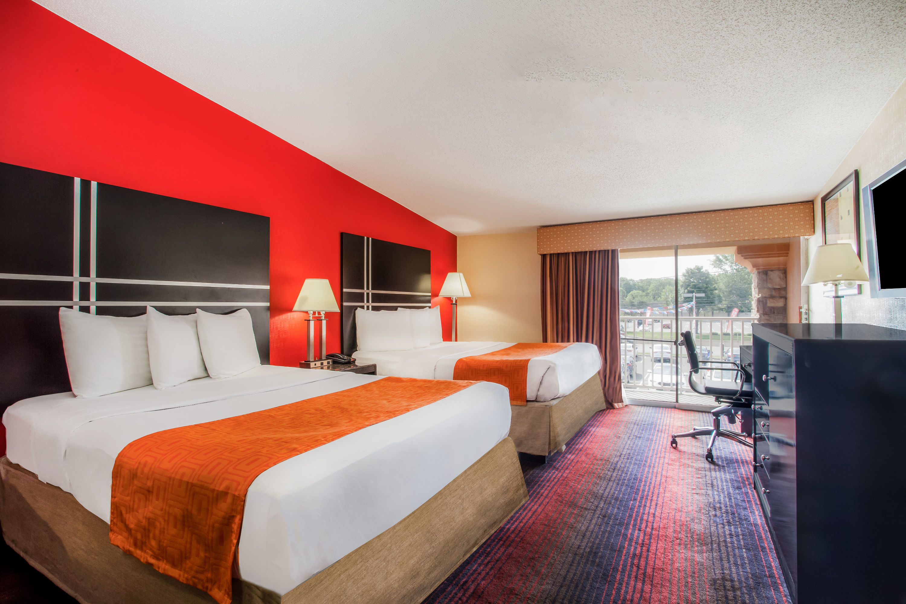 Guest room at the Howard Johnson by Wyndham North Plainfield in North Plainfield, New Jersey