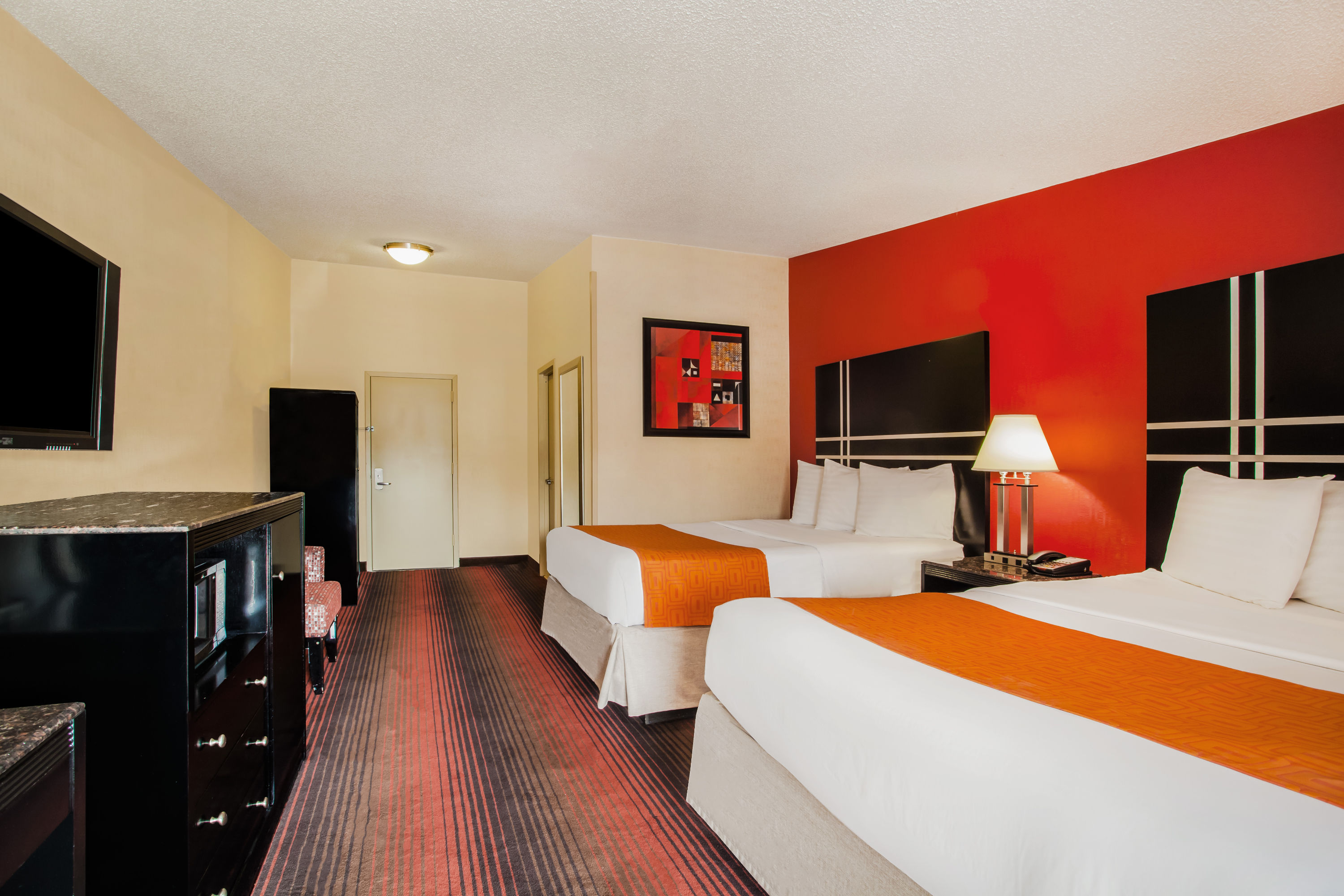 Guest room at the Howard Johnson by Wyndham North Plainfield in North Plainfield, New Jersey