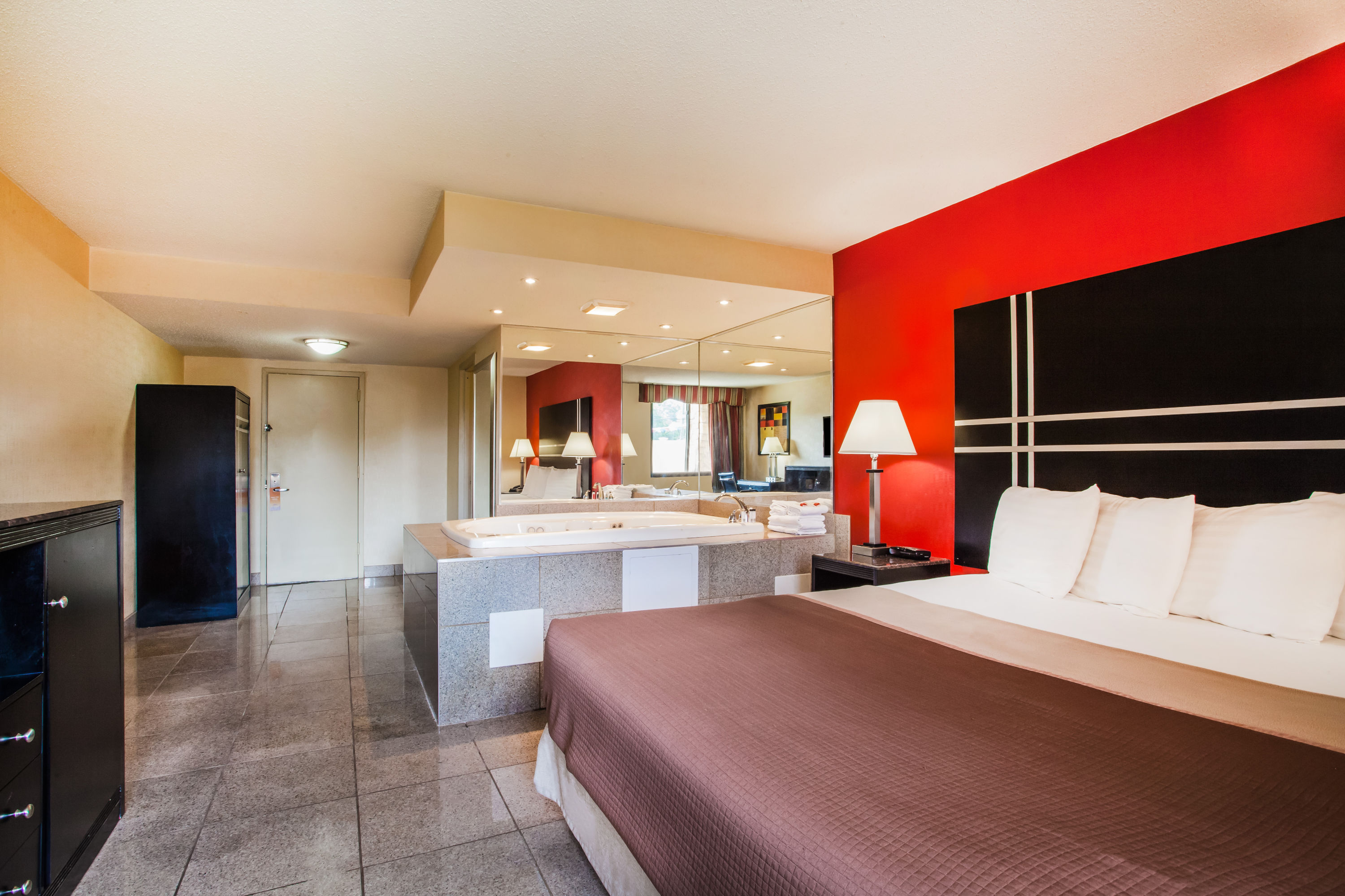 Howard Johnson by Wyndham North Plainfield hot tub suite in North Plainfield, New Jersey