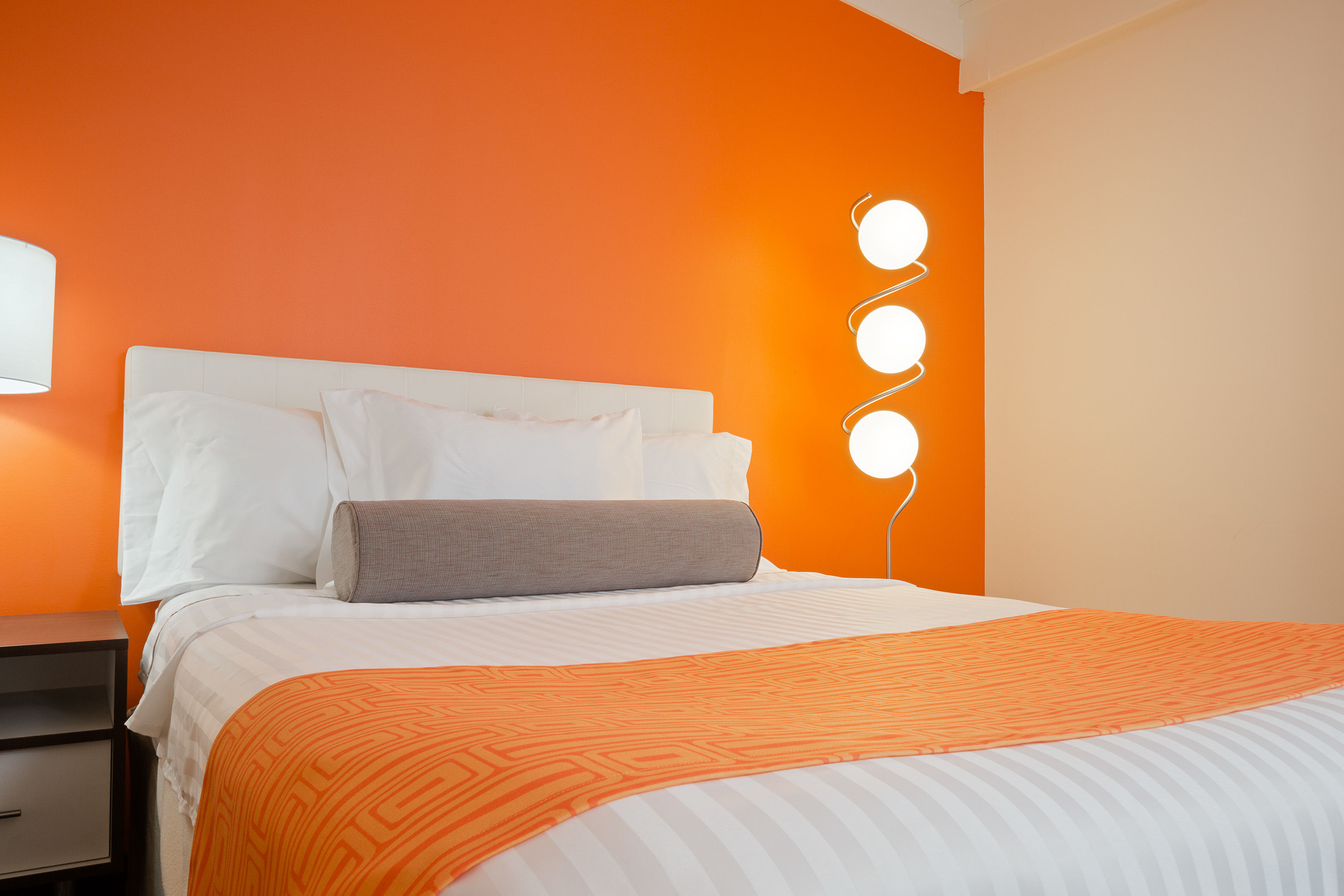 Guest room at the Howard Johnson by Wyndham Toms River in Toms River, New Jersey