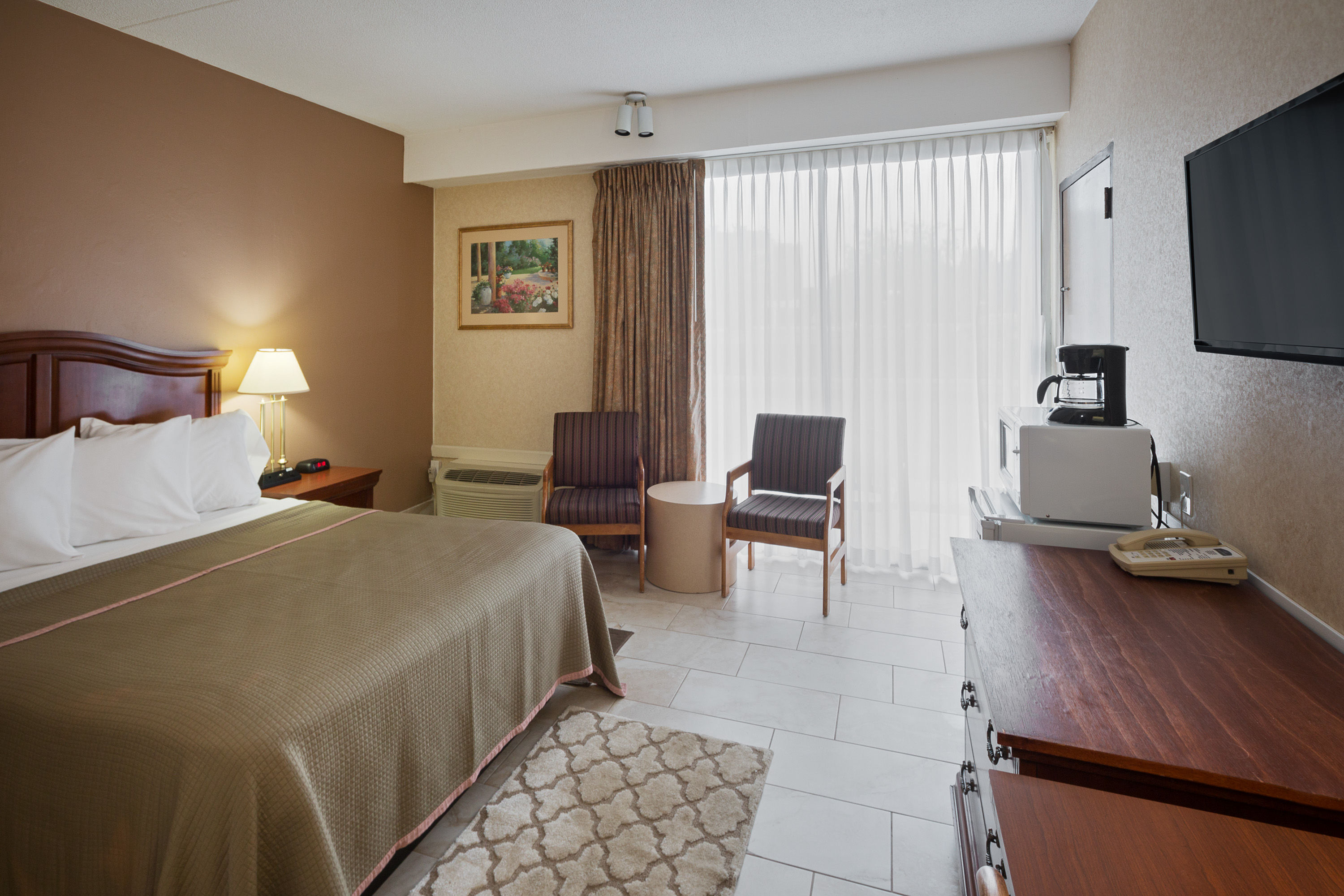 Guest room at the Howard Johnson by Wyndham Toms River in Toms River, New Jersey