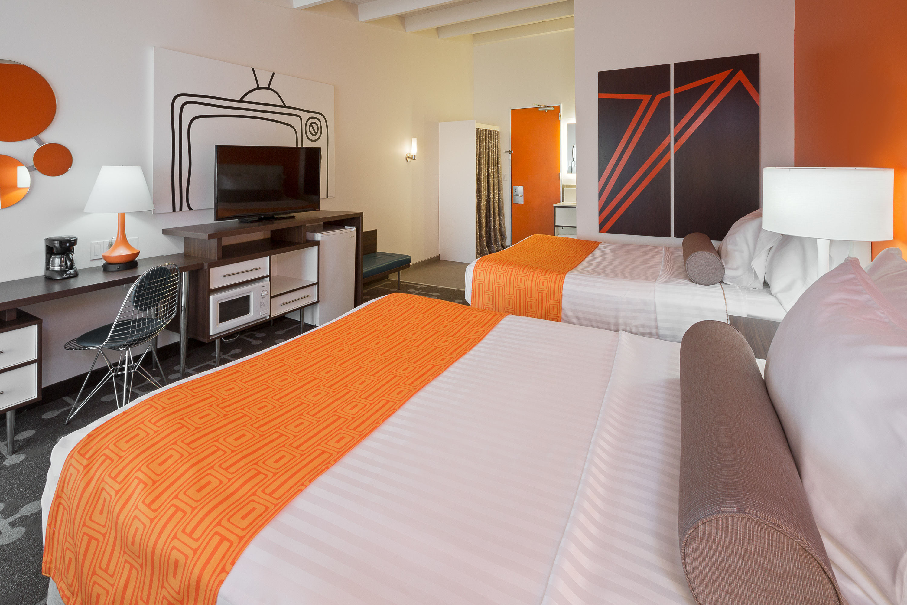 Guest room at the Howard Johnson by Wyndham Toms River in Toms River, New Jersey