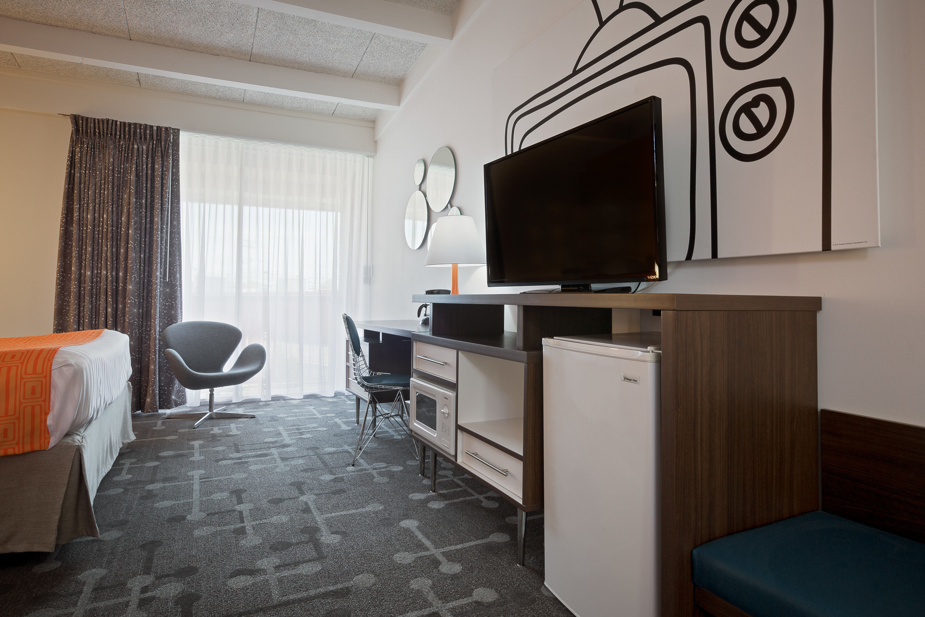 Guest room at the Howard Johnson by Wyndham Toms River in Toms River, New Jersey