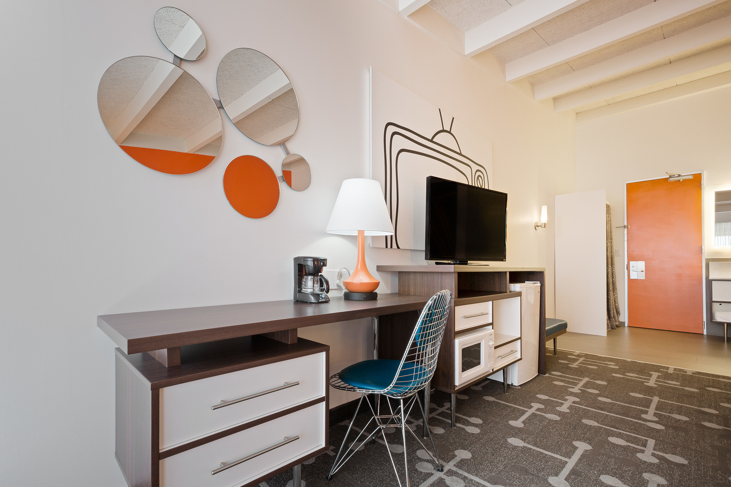 Guest room feature at the Howard Johnson by Wyndham Toms River in Toms River, New Jersey