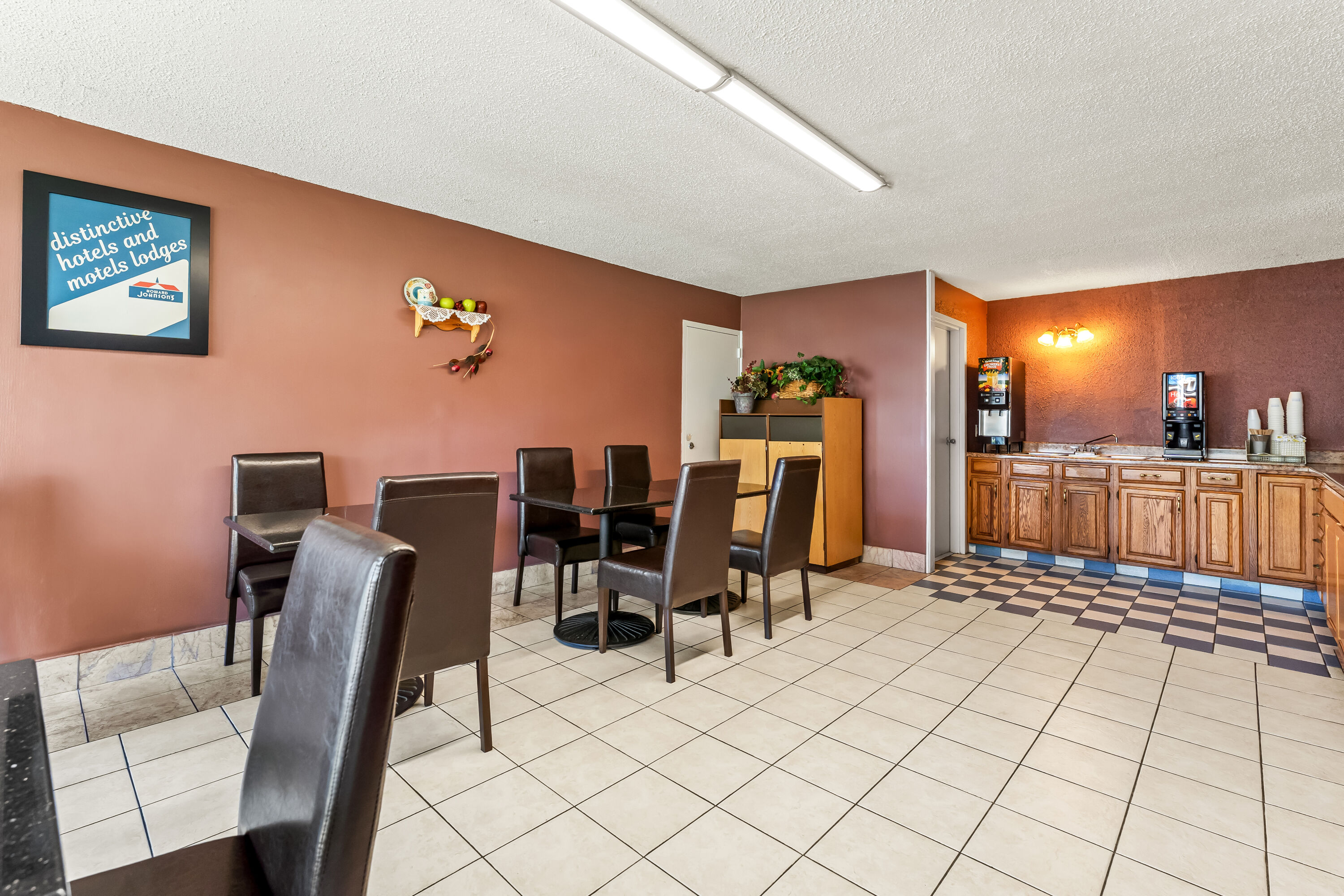 Howard Johnson by Wyndham Albany restaurant breakfast area with seating in Albany, New York