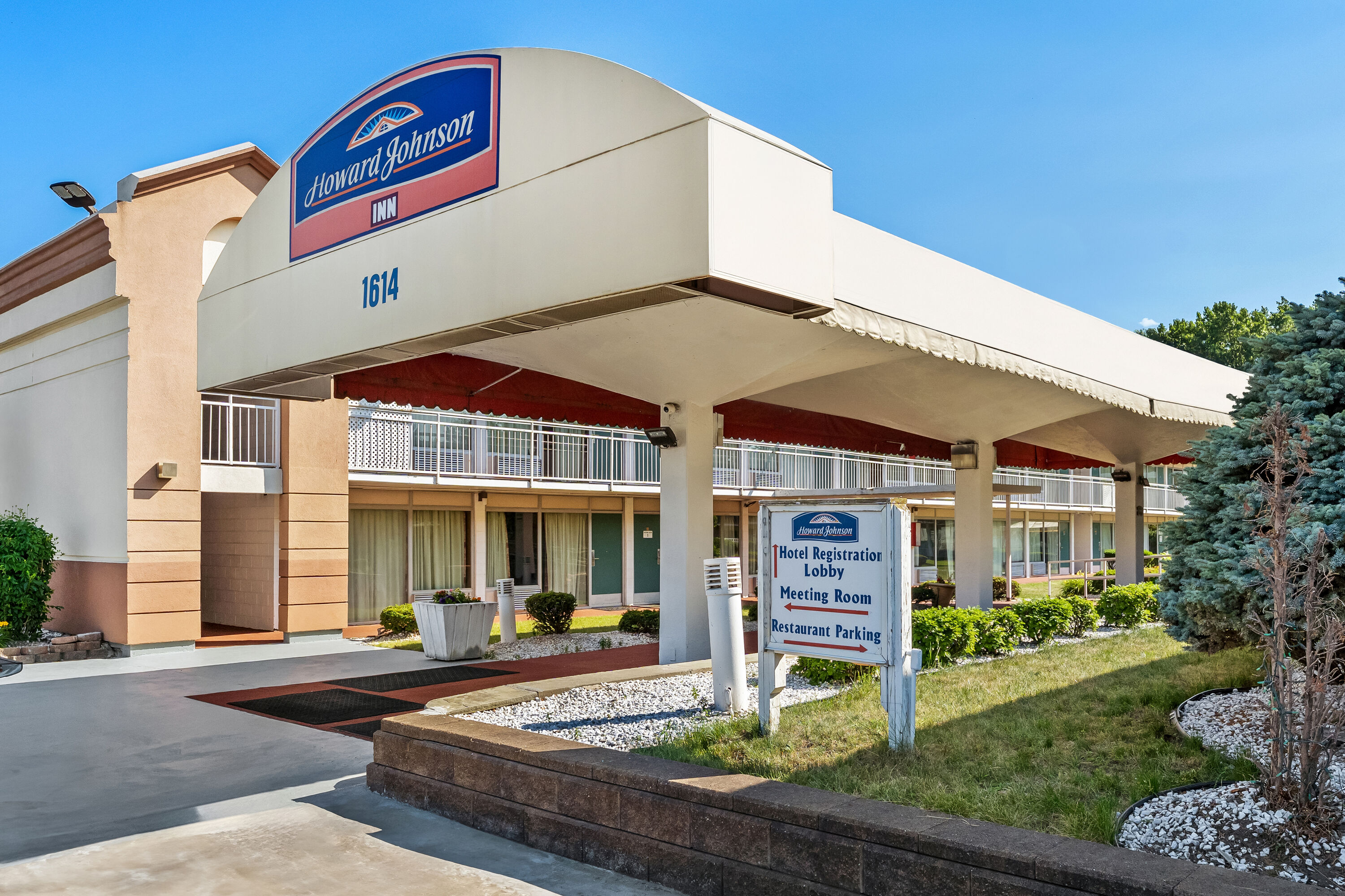 Exterior Day Image of Howard Johnson by Wyndham Albany hotel in Albany, New York