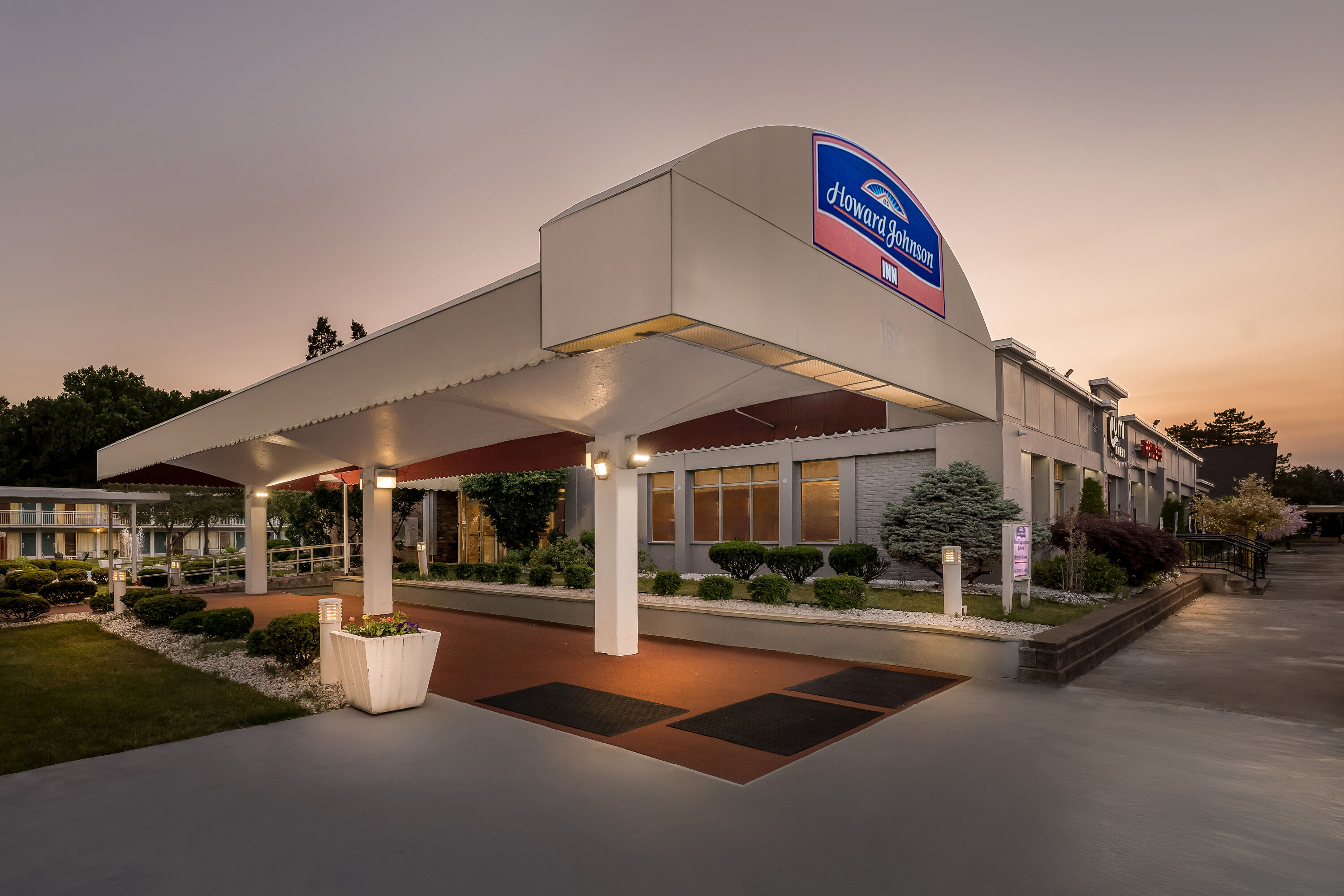 Exterior Night Image of Howard Johnson by Wyndham Albany hotel in Albany, New York
