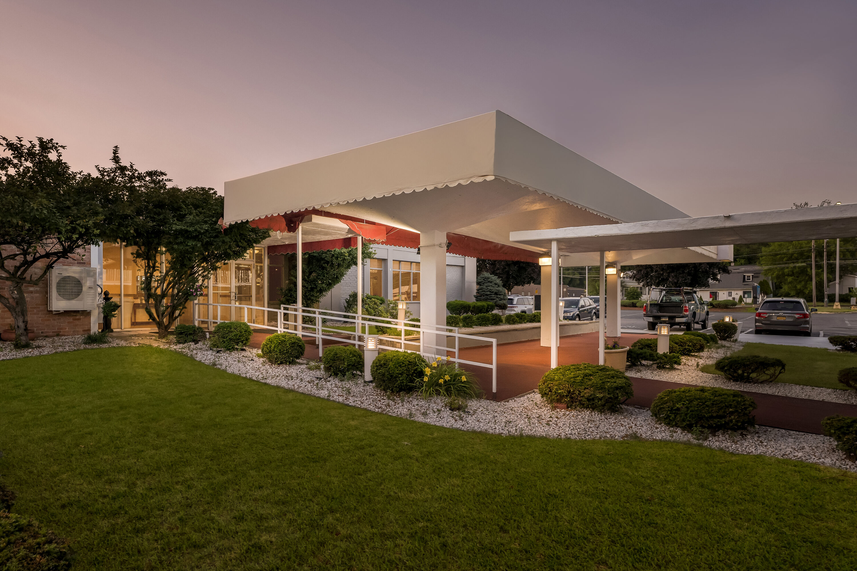 Exterior Night Image of Howard Johnson by Wyndham Albany hotel in Albany, New York