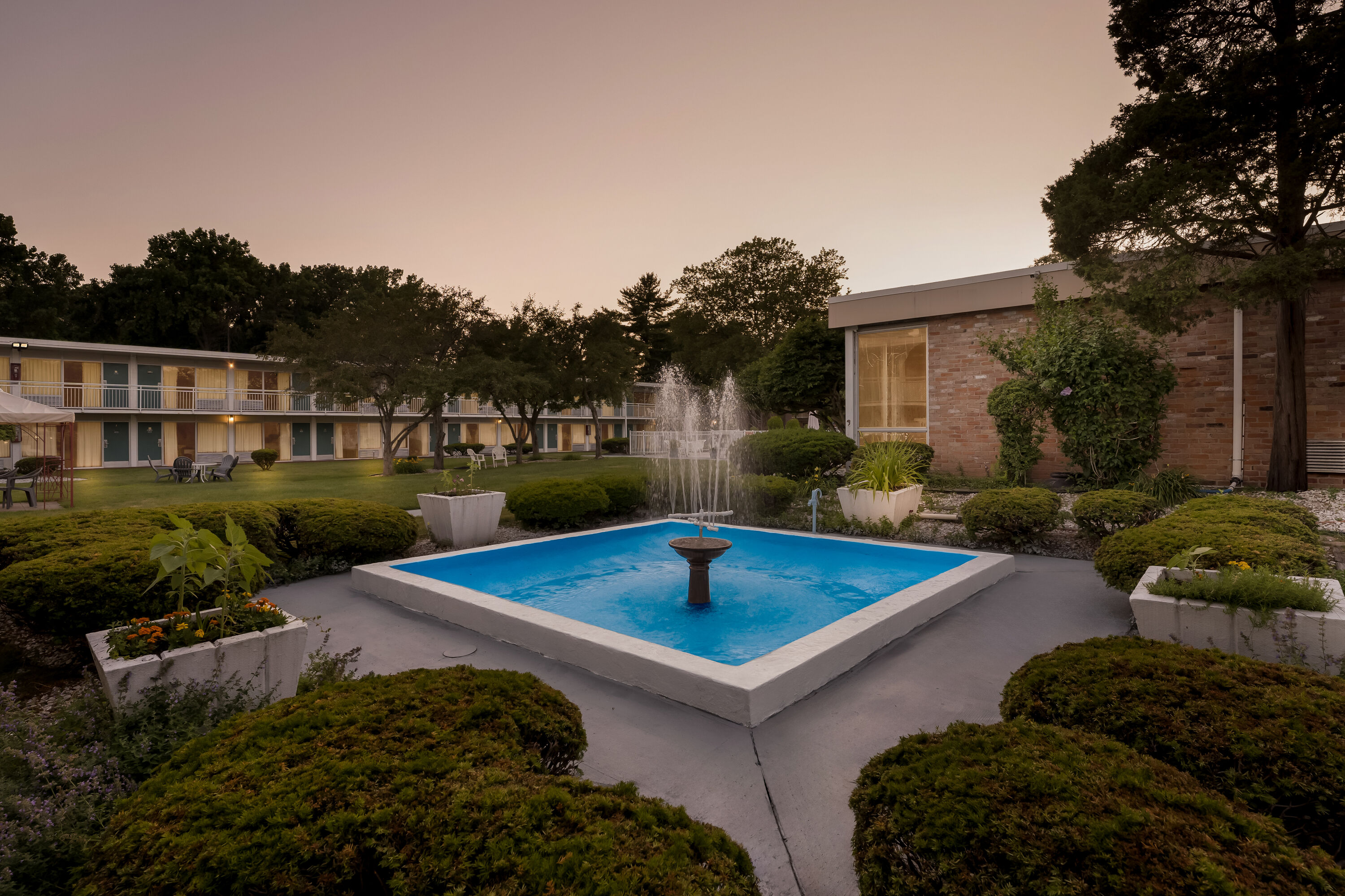 Exterior Night Image of Howard Johnson by Wyndham Albany hotel in Albany, New York