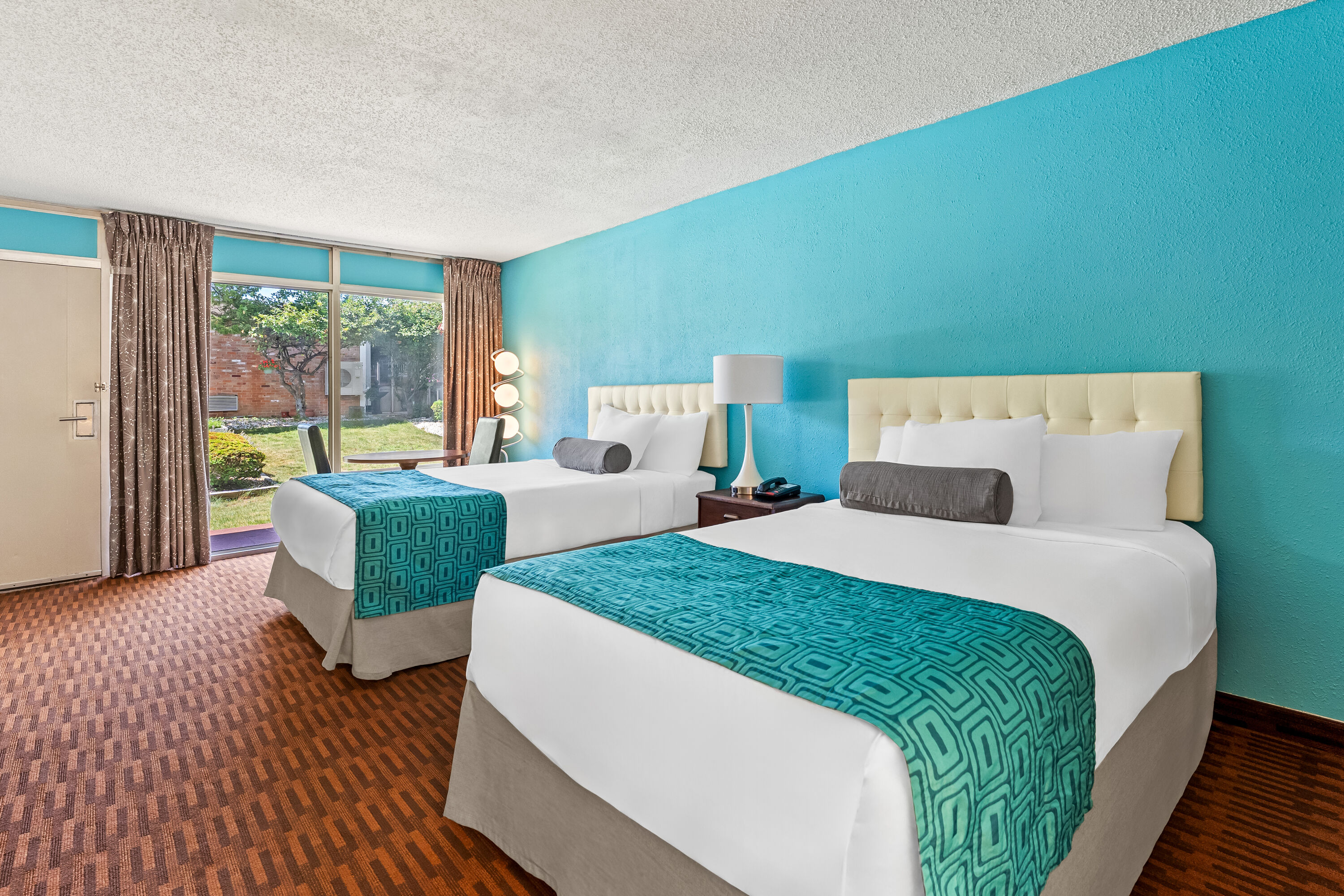 Double bed guest room at the Howard Johnson by Wyndham Albany in Albany, New York