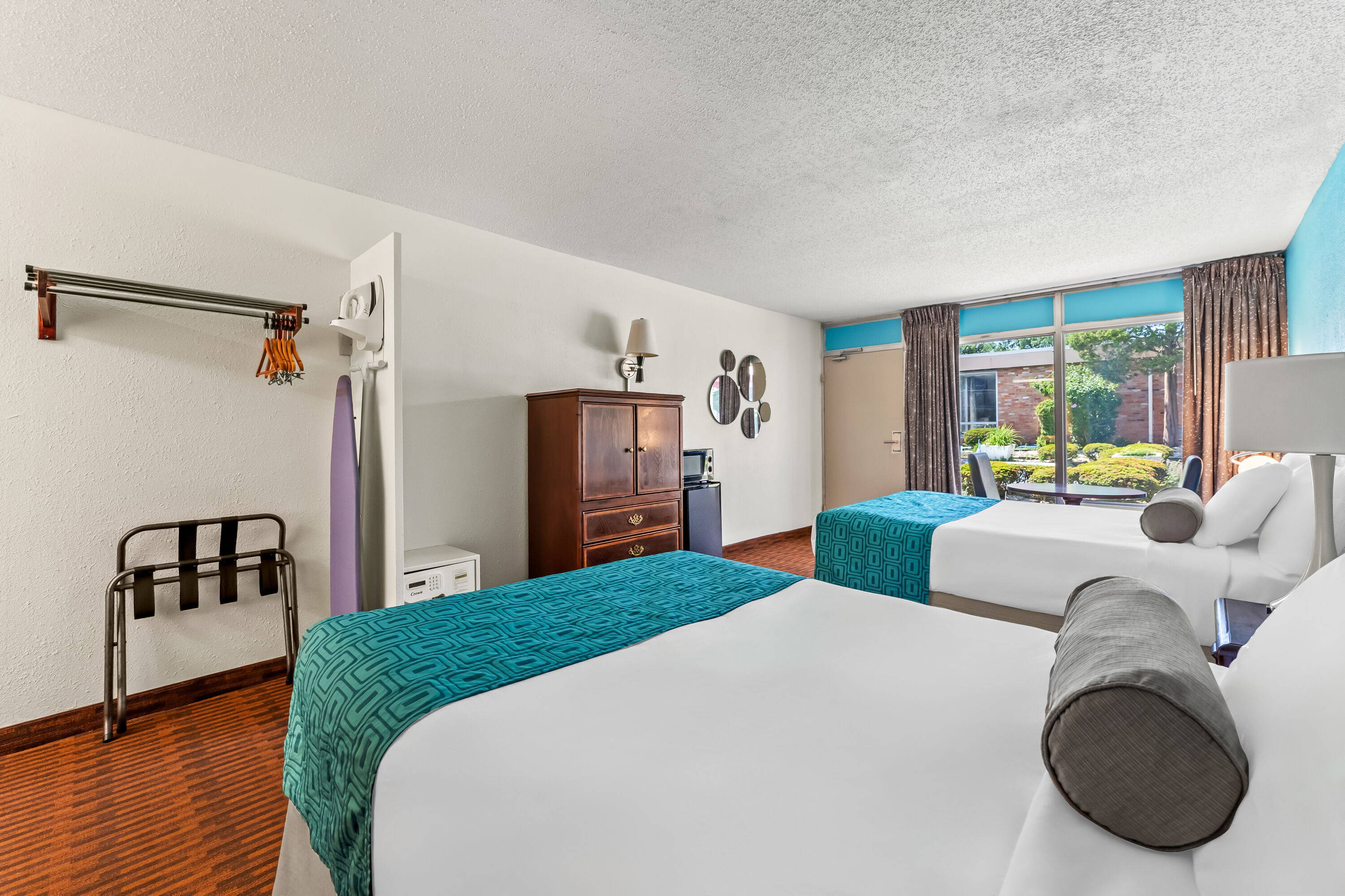 Double bed guest room at the Howard Johnson by Wyndham Albany in Albany, New York