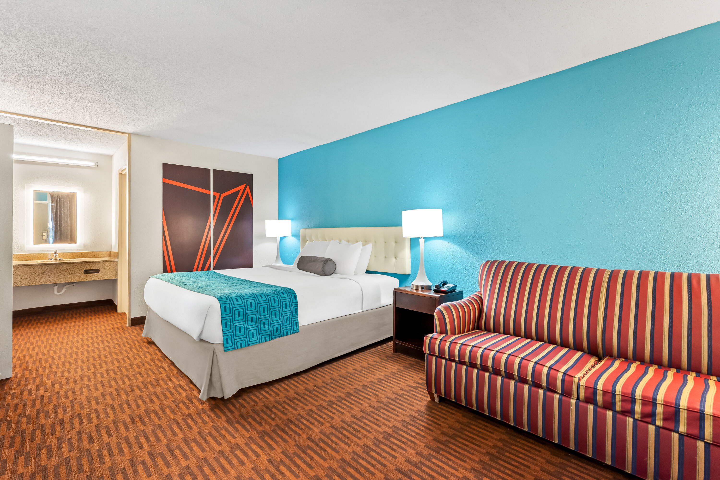 King bed guest room at the Howard Johnson by Wyndham Albany in Albany, New York