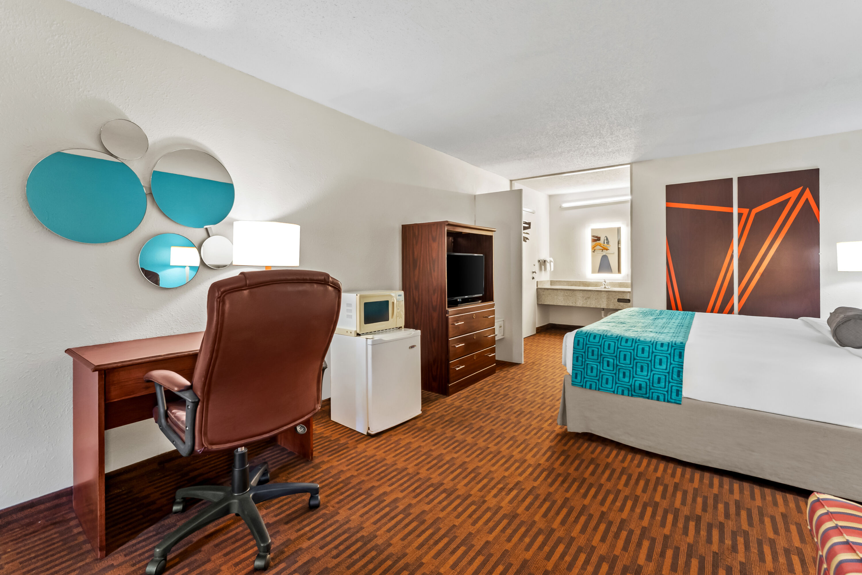 King bed guest room at the Howard Johnson by Wyndham Albany in Albany, New York