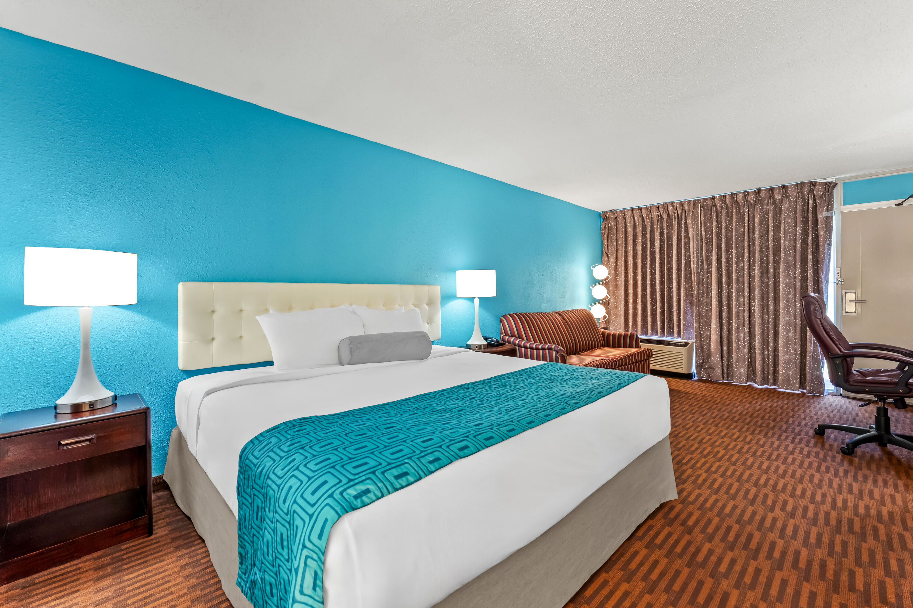 King bed guest room at the Howard Johnson by Wyndham Albany in Albany, New York