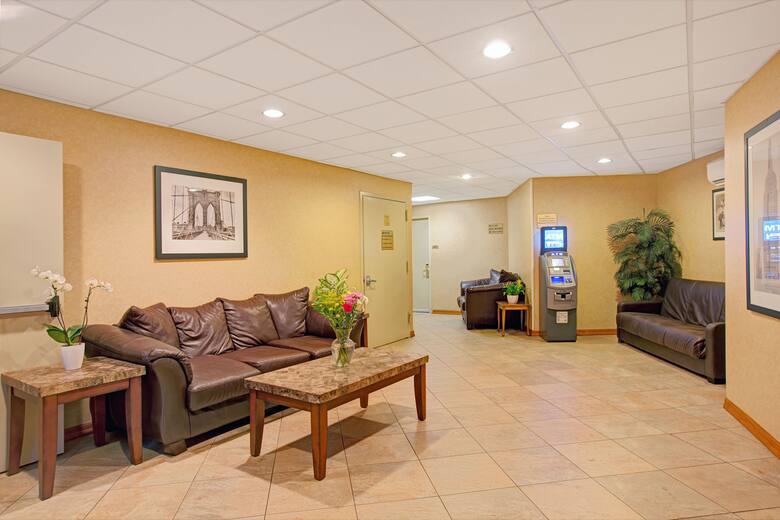 Howard Johnson By Wyndham Bronx Hotels Ny 10460 Howard Johnson By Wyndham Bronx Hotel Lobby In New York