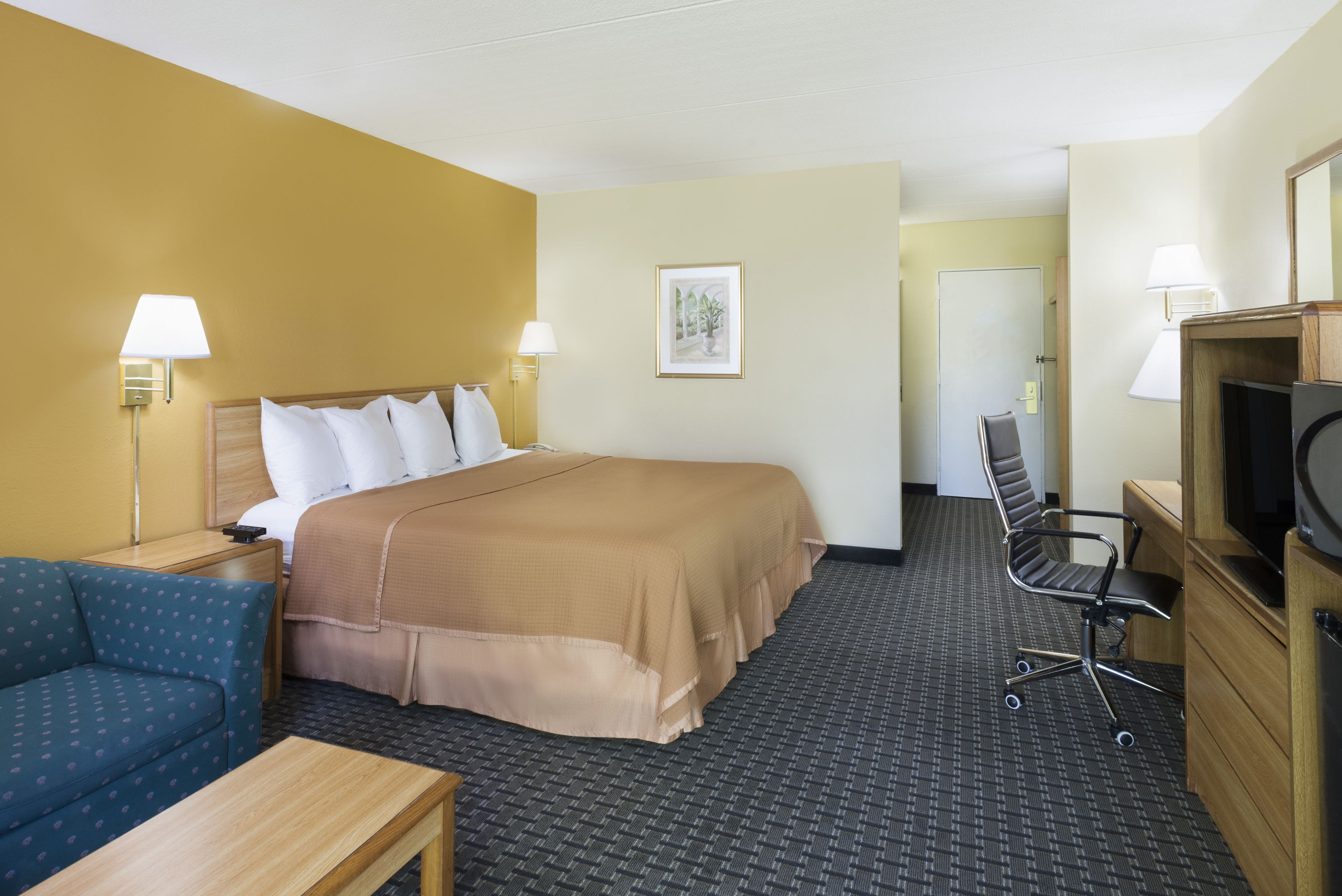 Guest room at the Howard Johnson by Wyndham Newburgh/West Point in Newburgh, New York