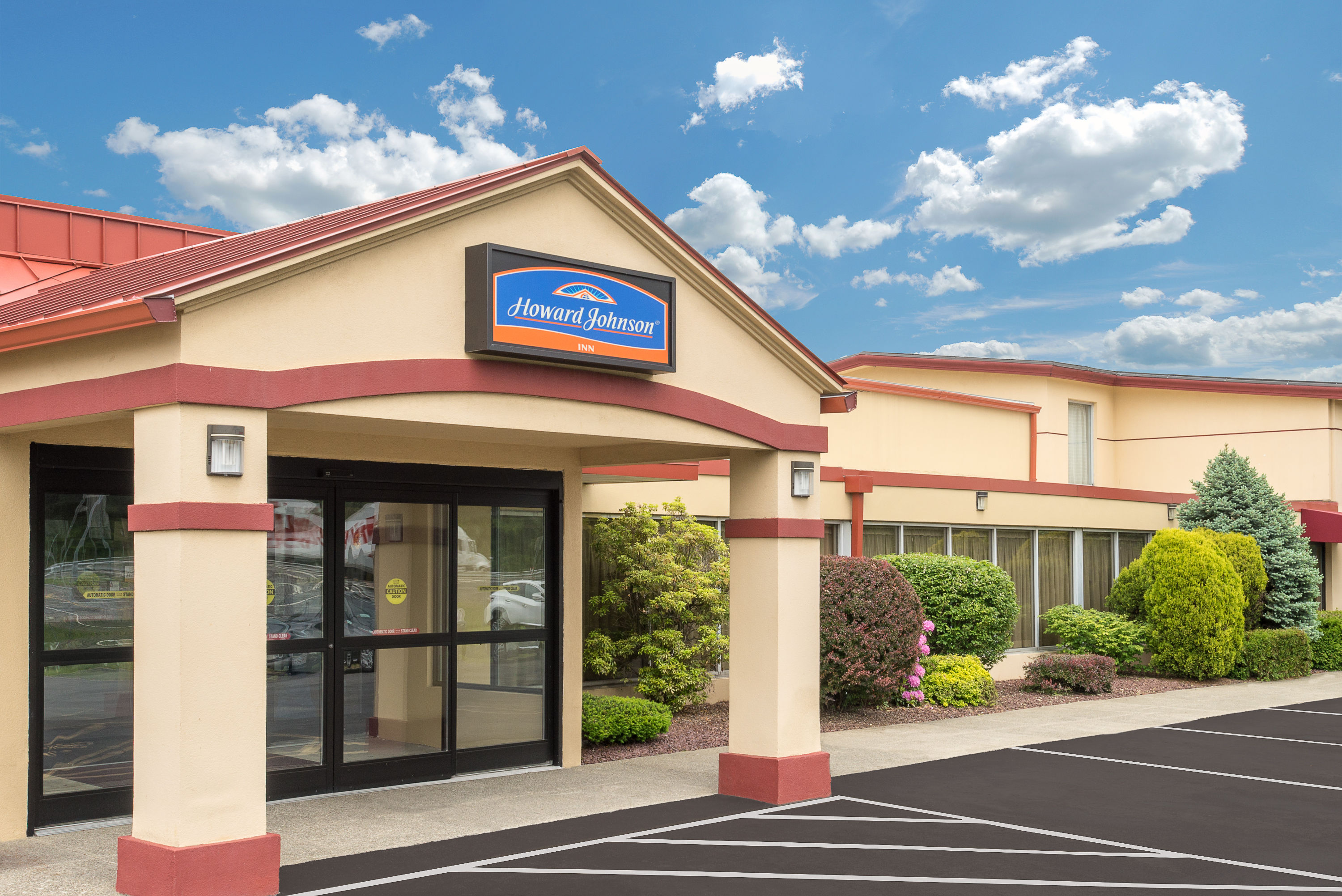 Exterior Day Image of Howard Johnson by Wyndham Saugerties hotel in Saugerties, New York