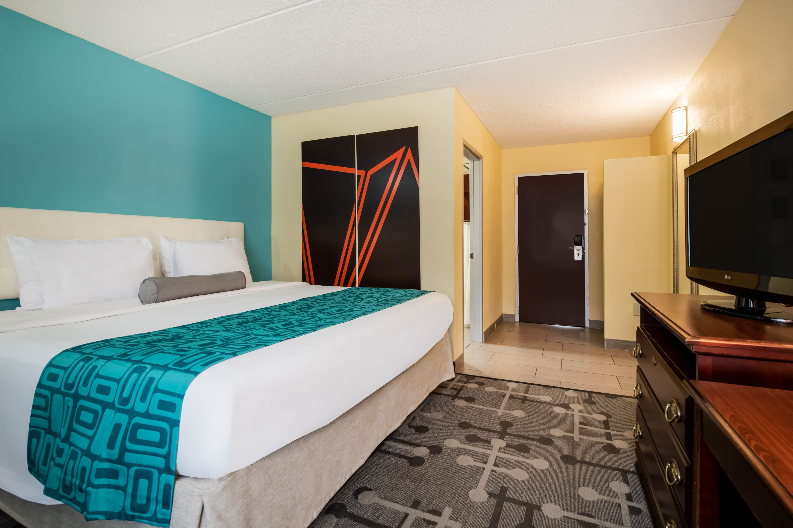 Guest room at the Howard Johnson by Wyndham Saugerties in Saugerties, New York