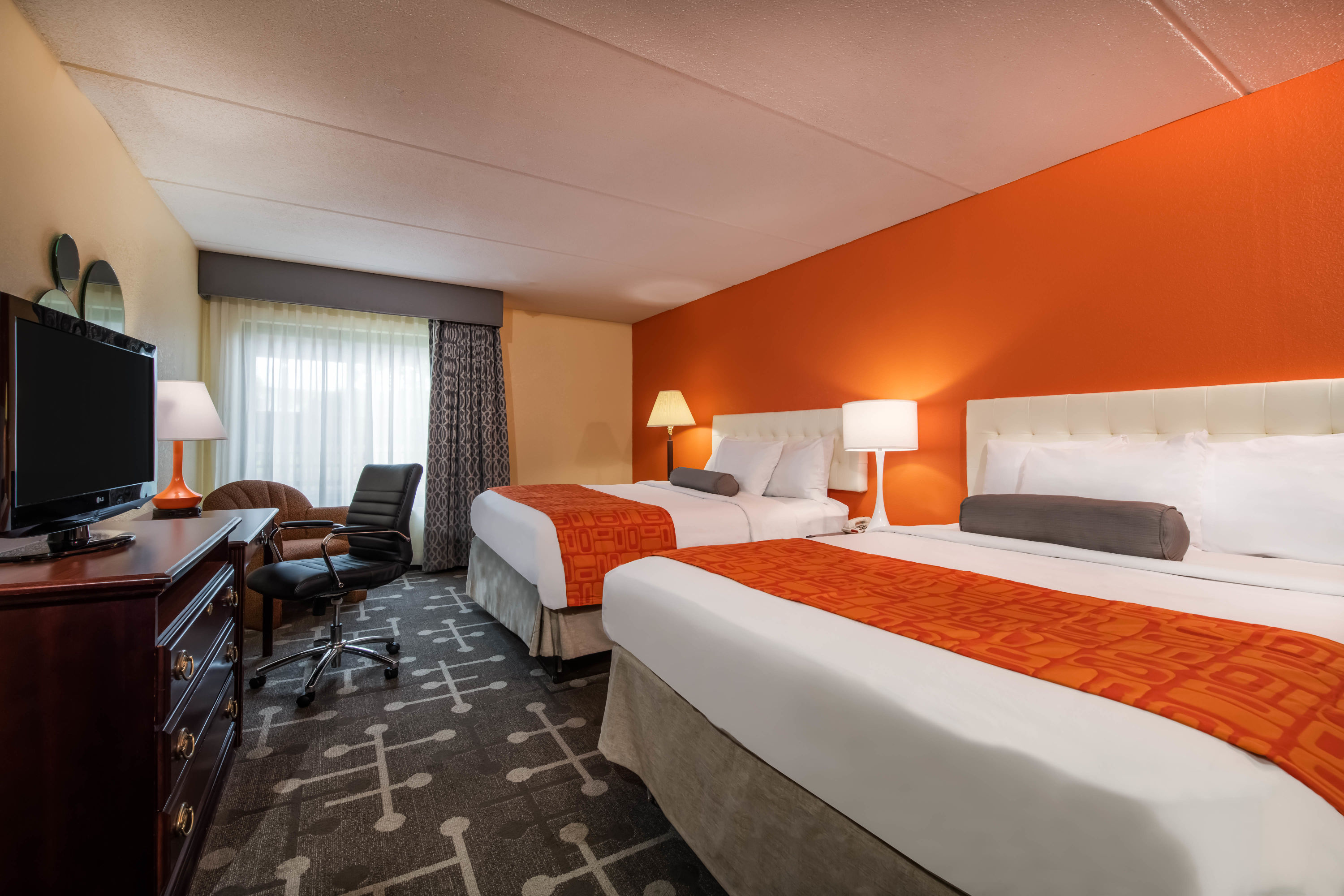 Guest room at the Howard Johnson by Wyndham Saugerties in Saugerties, New York