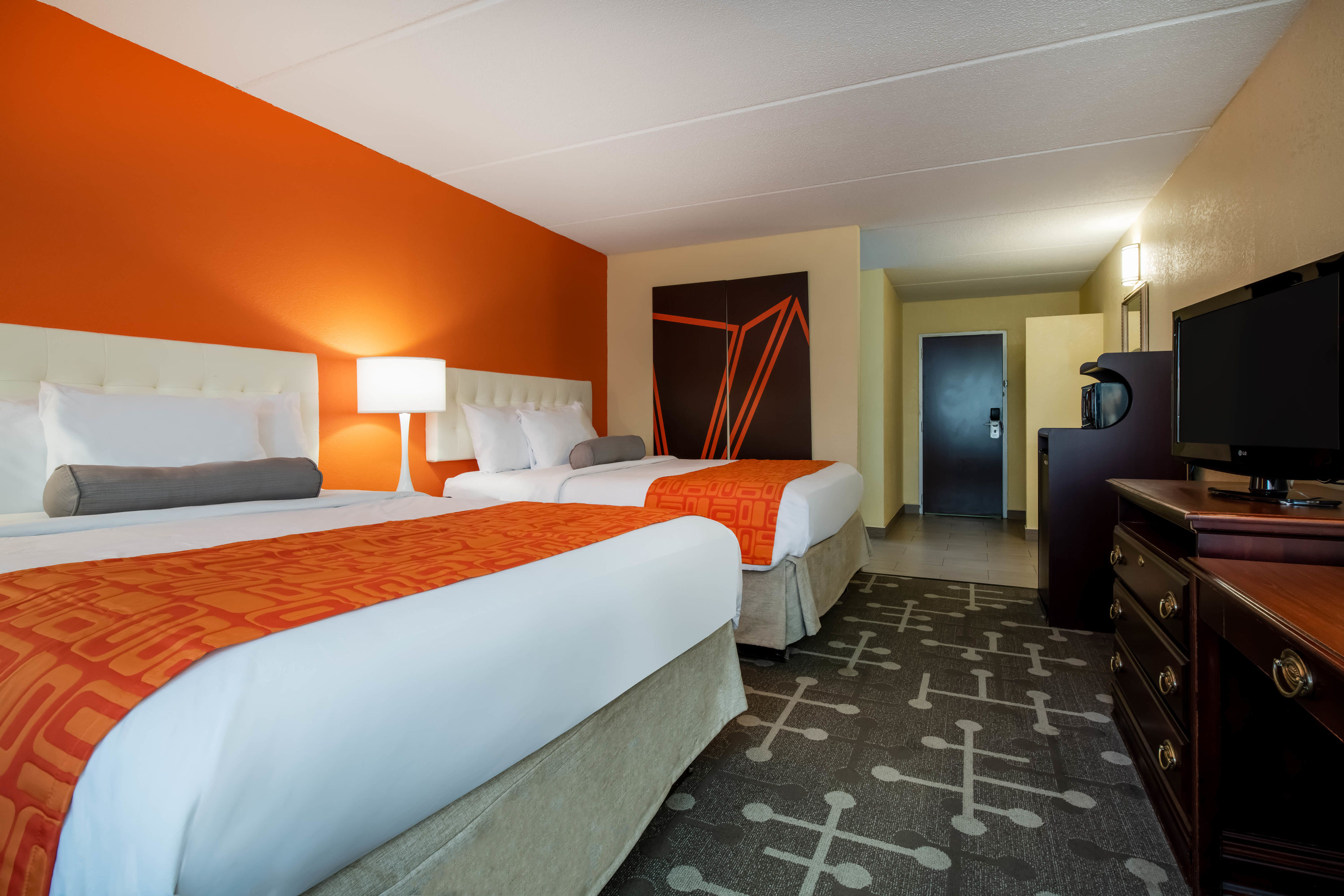 Guest room at the Howard Johnson by Wyndham Saugerties in Saugerties, New York