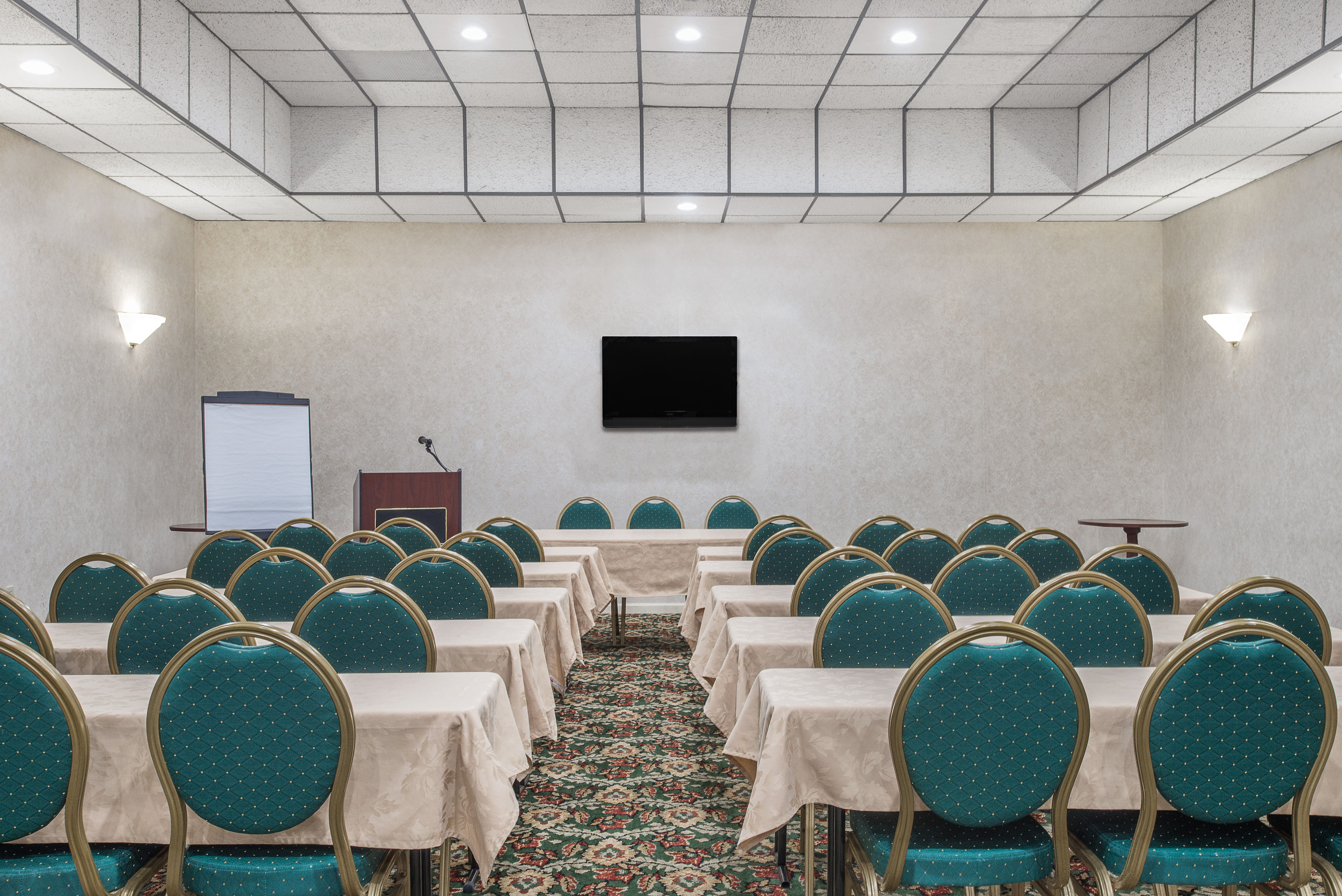 Meeting room at Howard Johnson by Wyndham Saugerties in Saugerties, New York