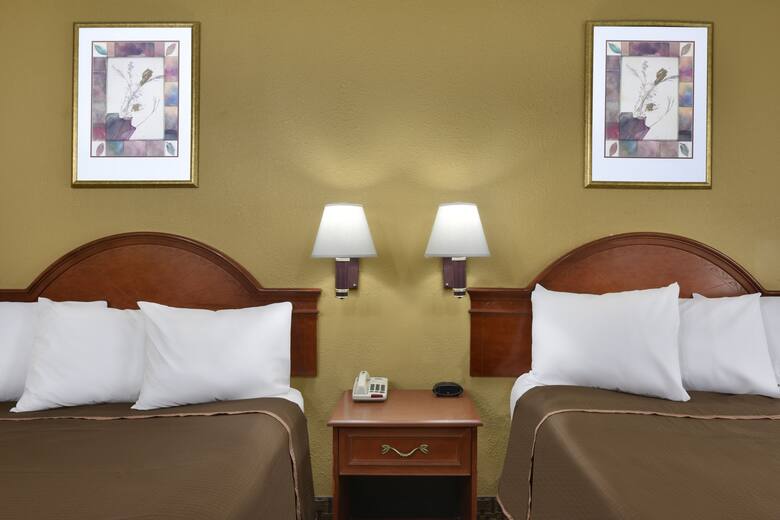 Guest room at the Howard Johnson Inn & Suites Allentown/Dorney in Allentown, Pennsylvania