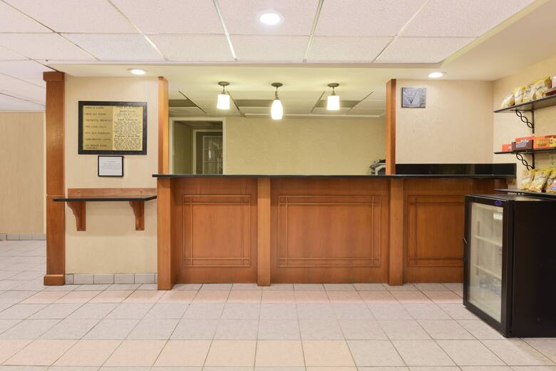 Howard Johnson Inn & Suites Allentown/Dorney hotel lobby in Allentown, Pennsylvania