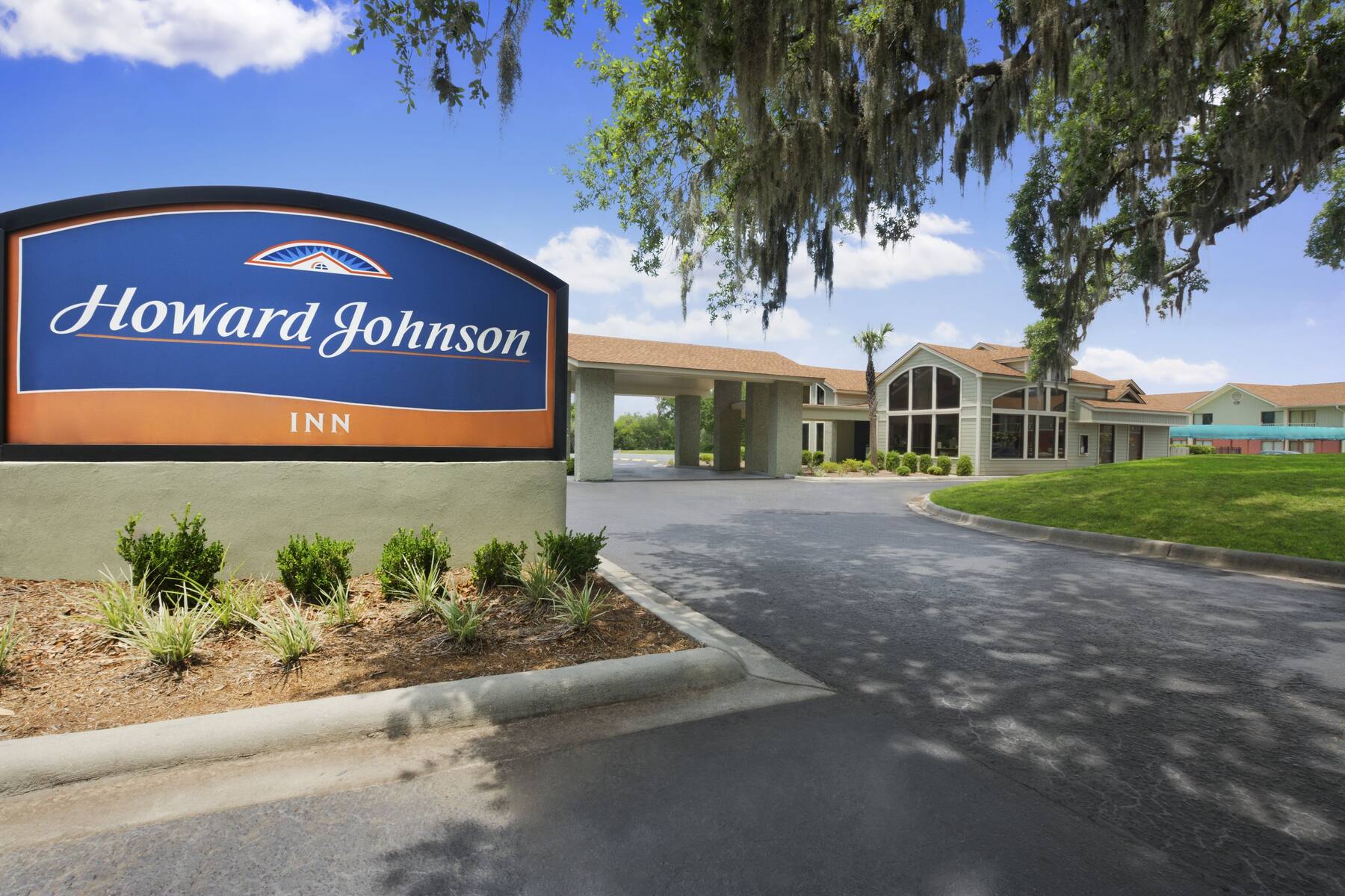 Exterior of Howard Johnson Inn Beaufort/Parris Island hotel in Beaufort, South Carolina Exterior of Howard Johnson Inn Beaufort/Parris Island hotel in Beaufort, South Carolina