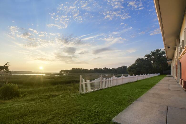 Exterior of Howard Johnson Inn Beaufort/Parris Island hotel in Beaufort, South Carolina