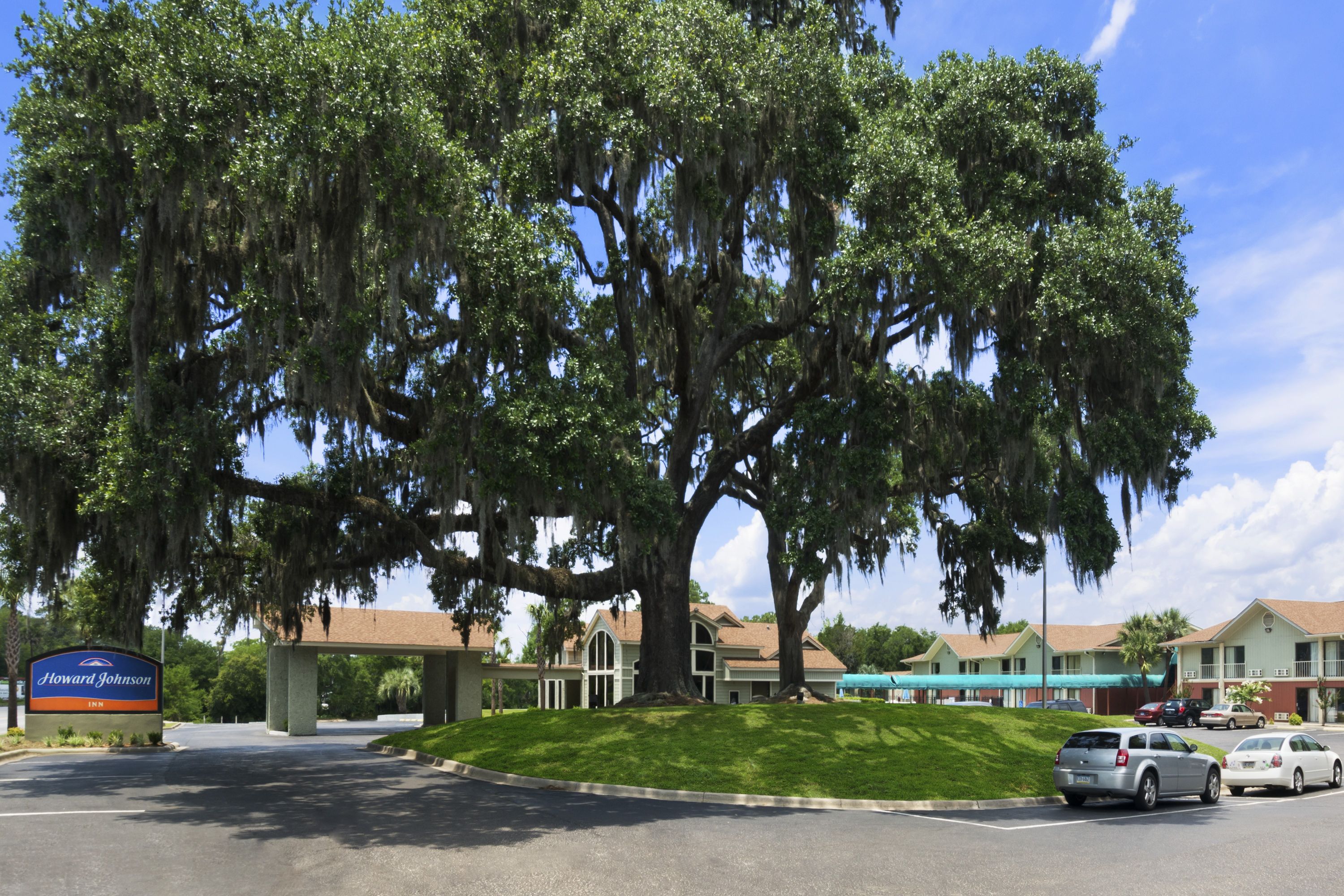 Exterior of Howard Johnson by Wyndham Beaufort/Parris Island hotel in Beaufort, South Carolina