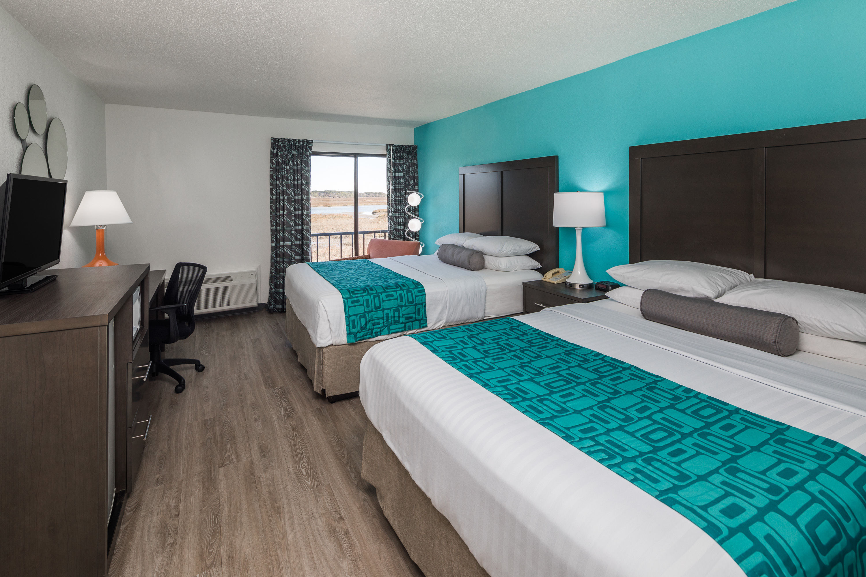 Guest room at the Howard Johnson by Wyndham Beaufort/Parris Island in Beaufort, South Carolina