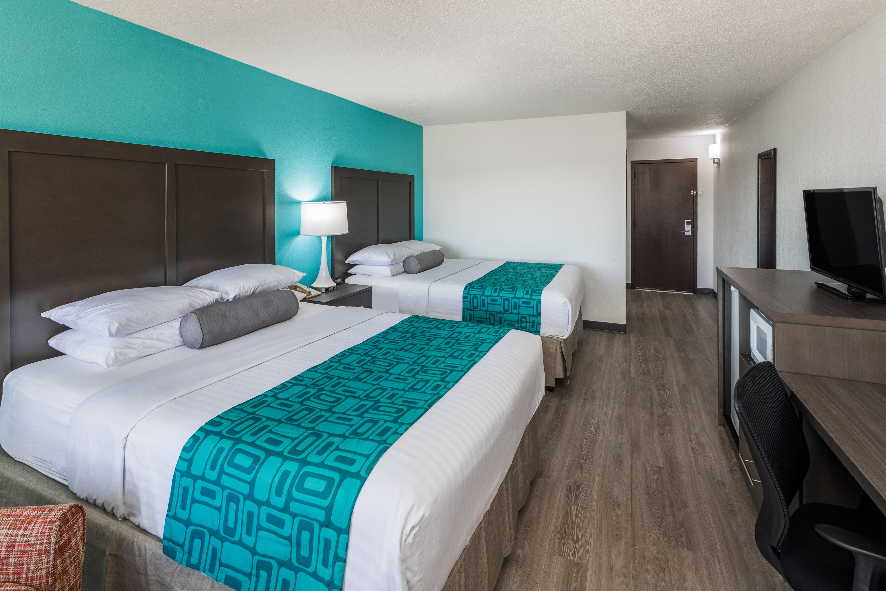 Guest room at the Howard Johnson by Wyndham Beaufort/Parris Island in Beaufort, South Carolina
