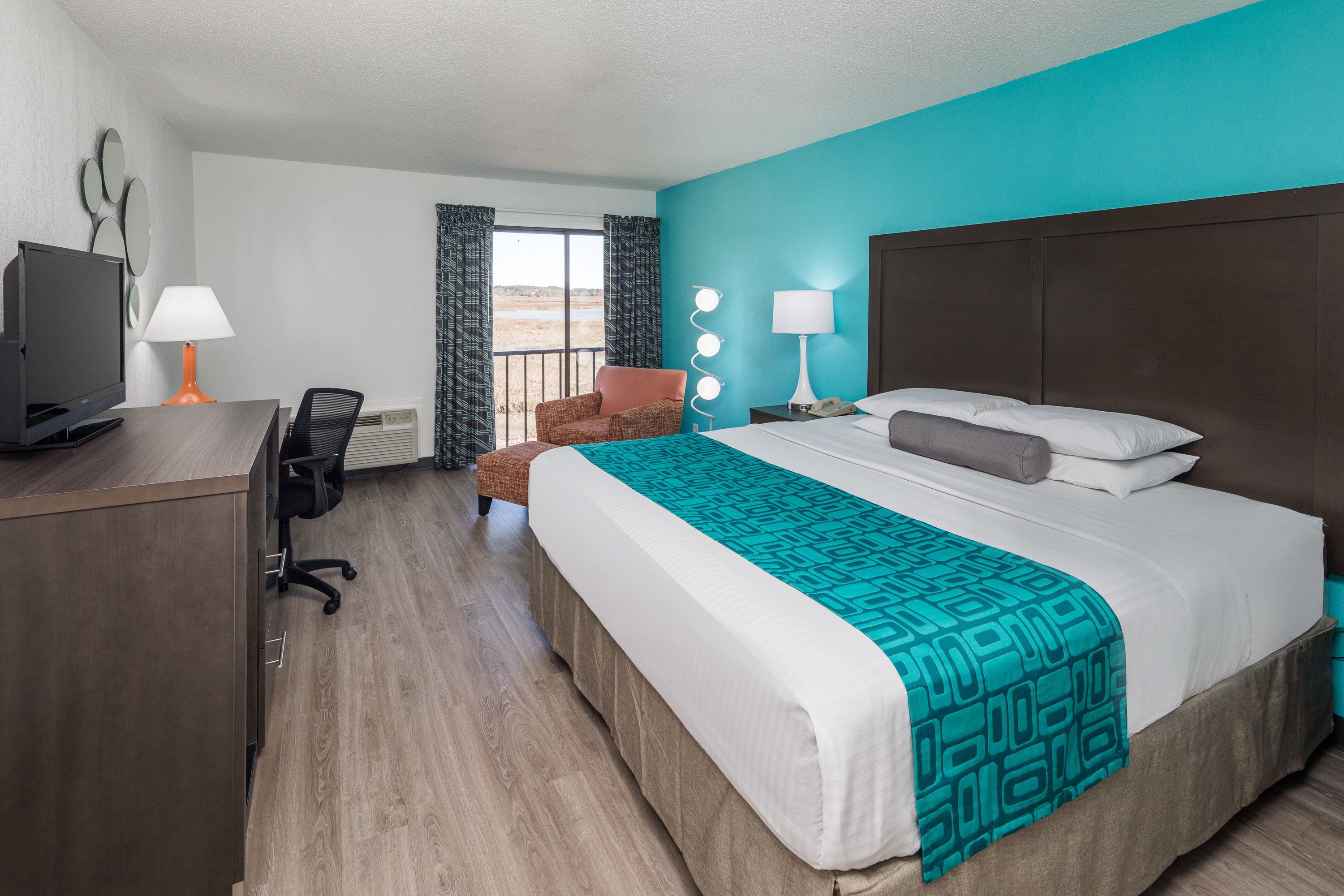 Guest room at the Howard Johnson by Wyndham Beaufort/Parris Island in Beaufort, South Carolina