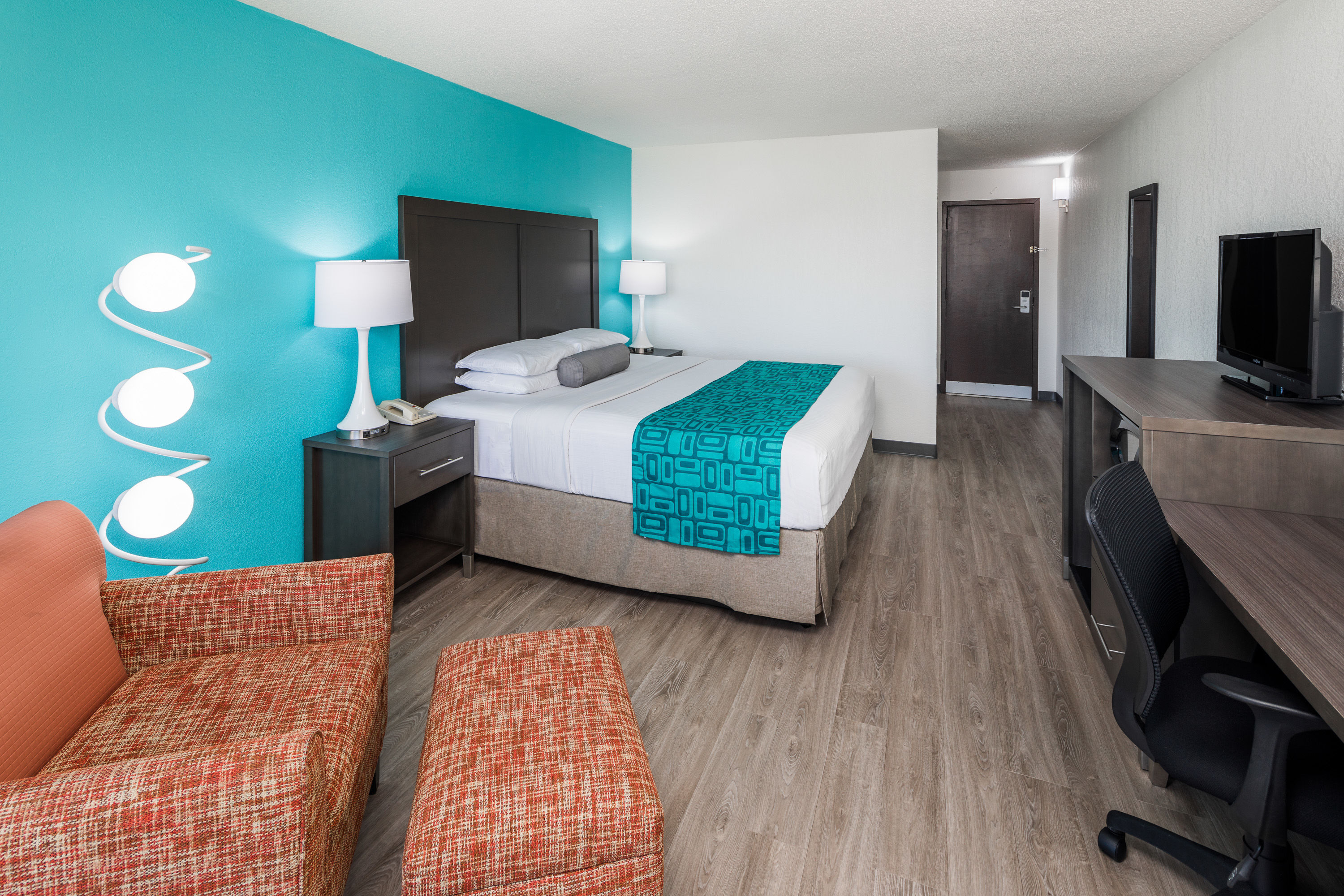 Guest room at the Howard Johnson by Wyndham Beaufort/Parris Island in Beaufort, South Carolina