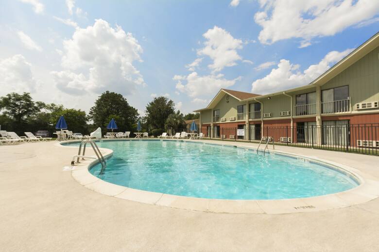 Pool at the Howard Johnson Inn Beaufort/Parris Island in Beaufort, South Carolina