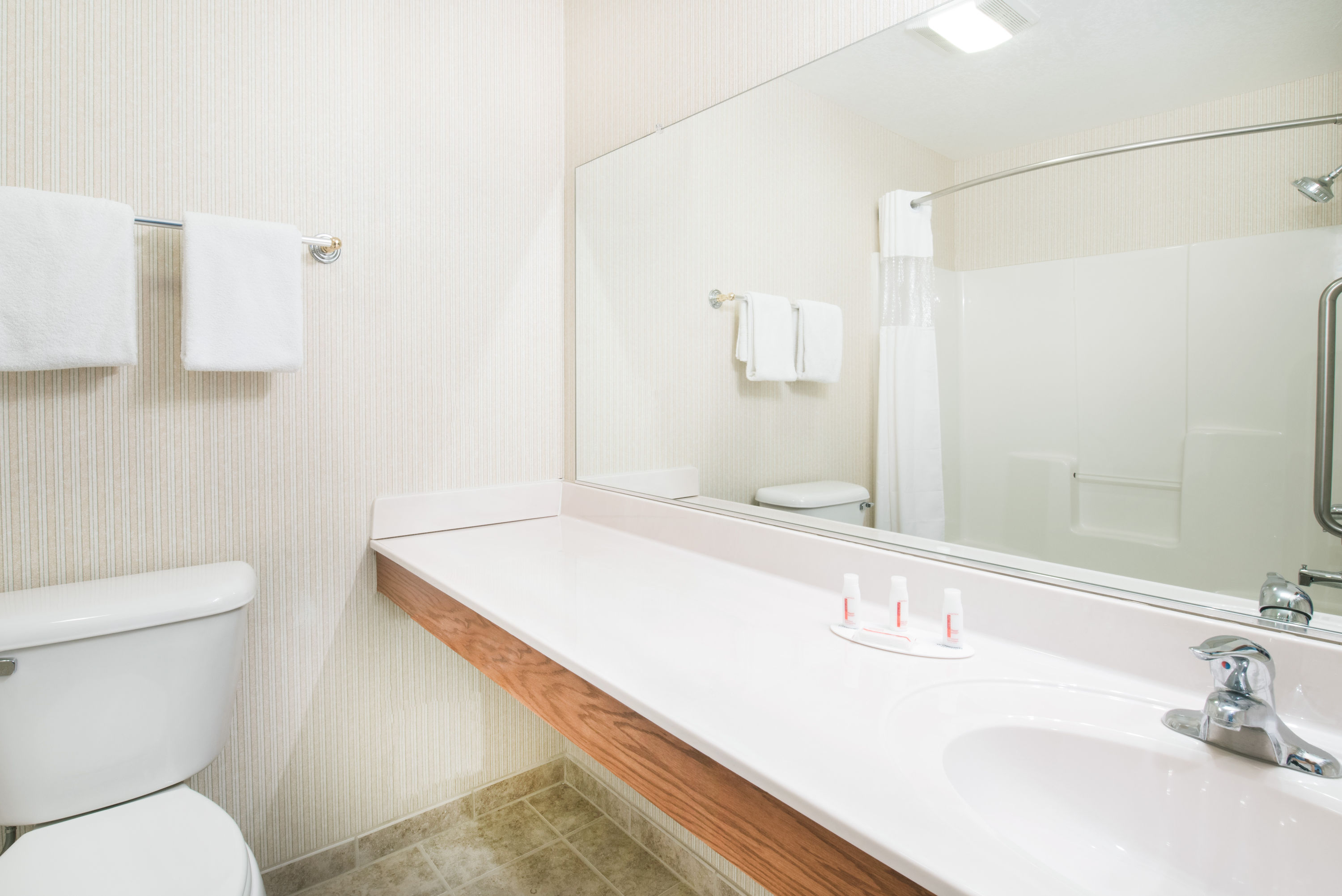 Guest room bath at the Howard Johnson by Wyndham Oacoma Hotel & Suites in Oacoma, South Dakota