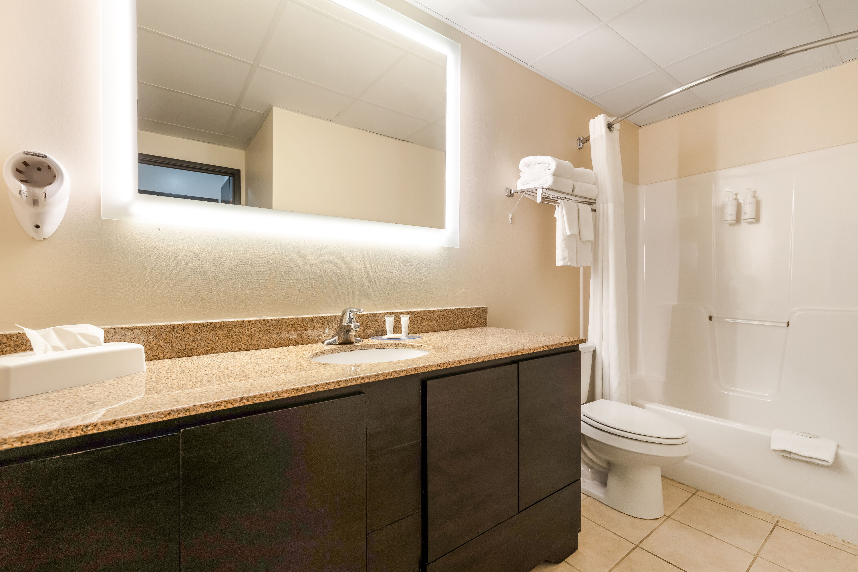 Guest room bath at the Howard Johnson by Wyndham Oacoma Hotel & Suites in Oacoma, South Dakota