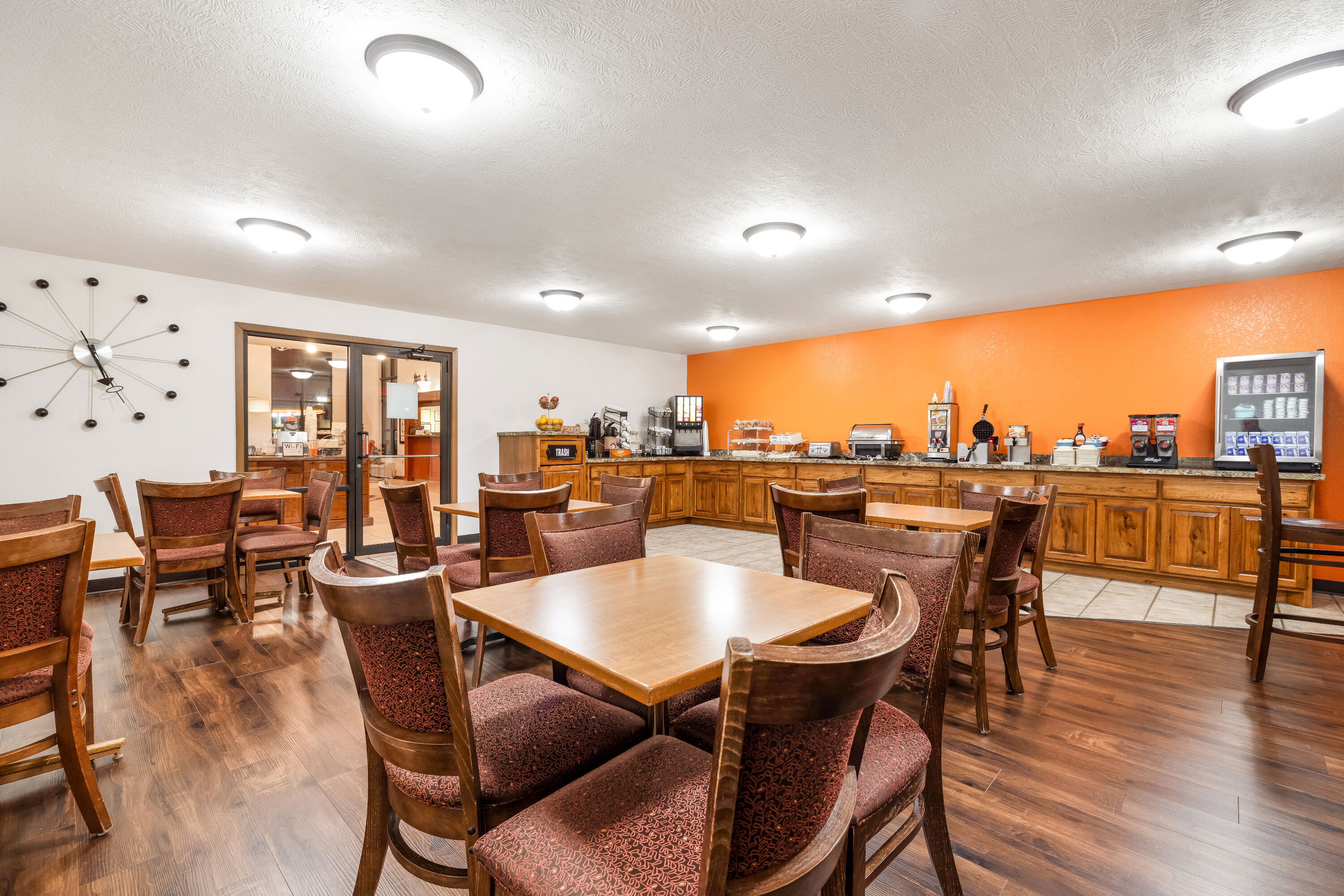 Howard Johnson by Wyndham Oacoma Hotel & Suites restaurant breakfast area with seating in Oacoma, South Dakota