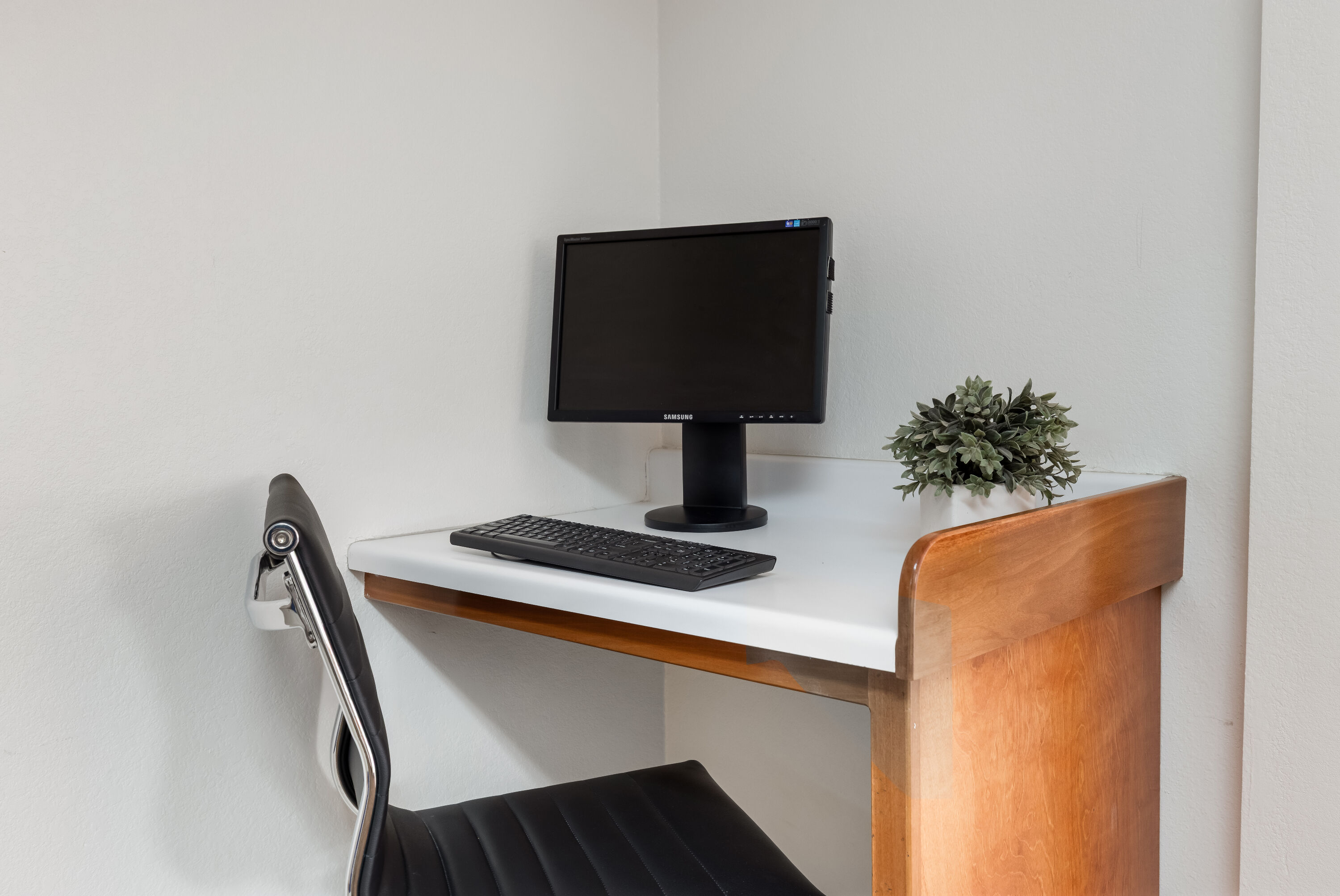 Howard Johnson by Wyndham Oacoma Hotel & Suites business center in Oacoma, South Dakota