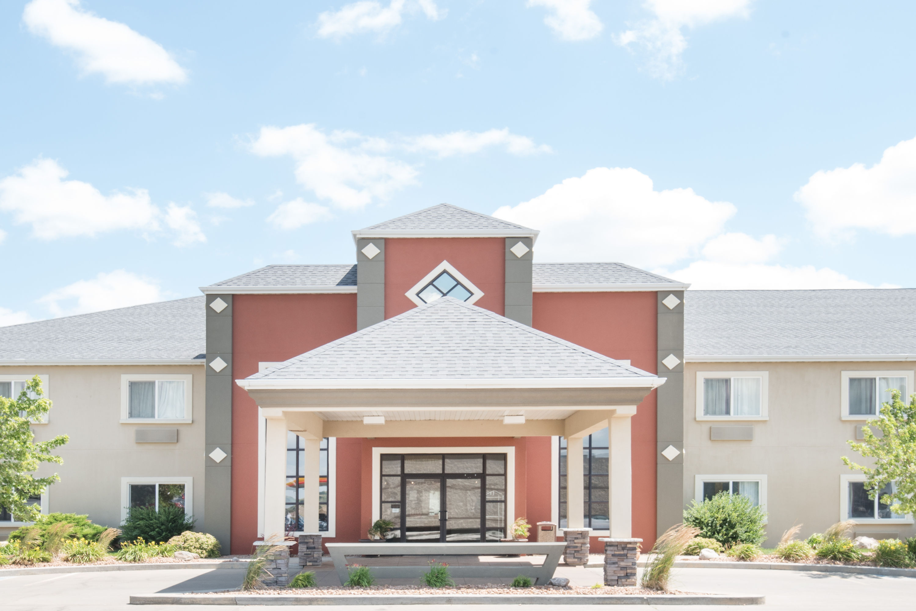 Exterior Day Image of Howard Johnson by Wyndham Oacoma Hotel & Suites hotel in Oacoma, South Dakota