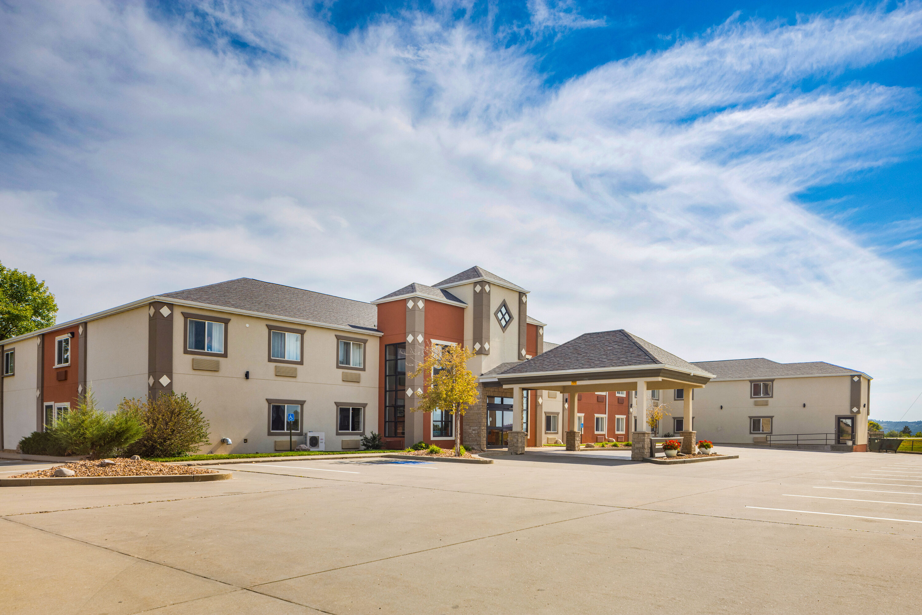 Exterior Day Image of Howard Johnson by Wyndham Oacoma Hotel & Suites hotel in Oacoma, South Dakota