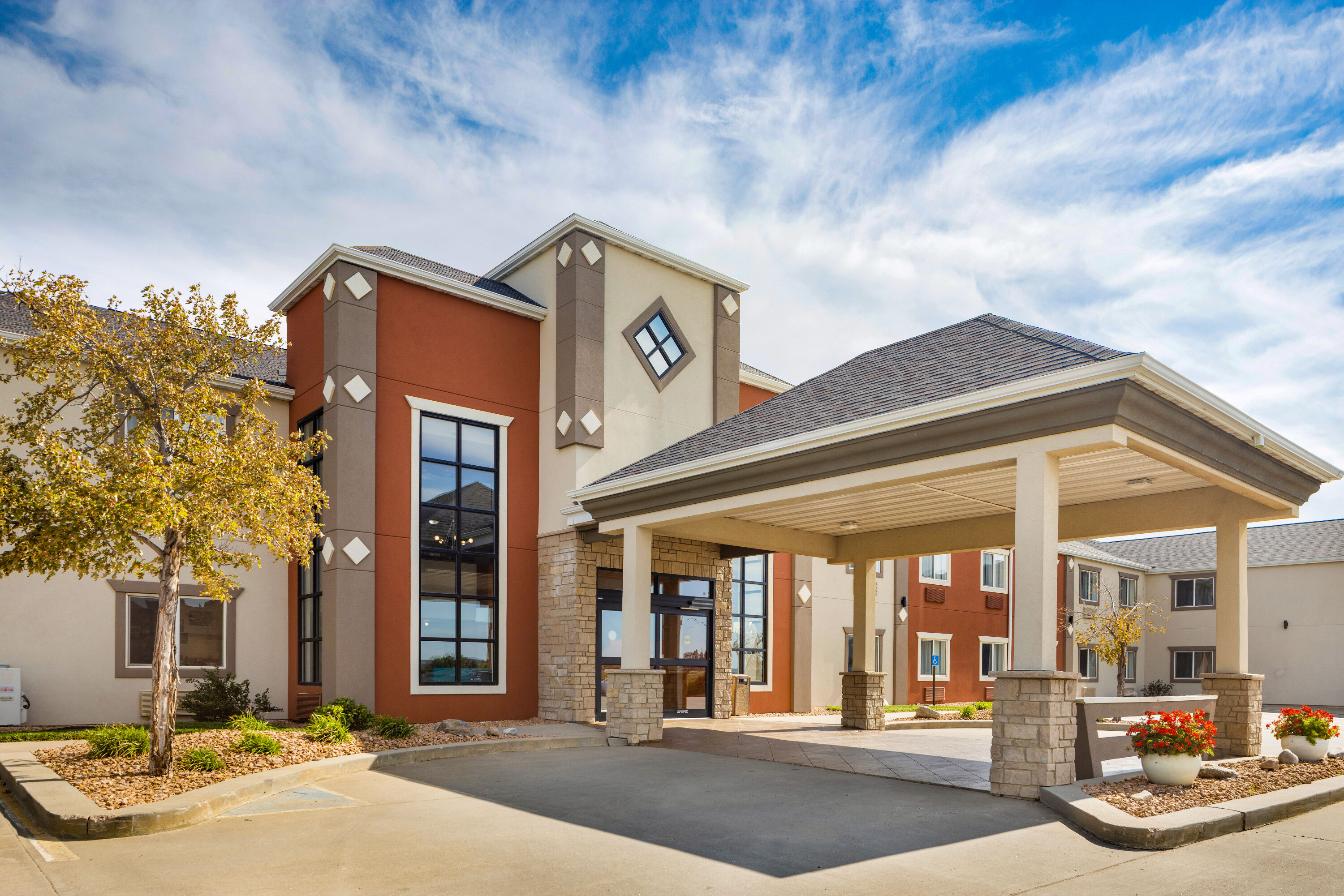 Exterior Day Image of Howard Johnson by Wyndham Oacoma Hotel & Suites hotel in Oacoma, South Dakota
